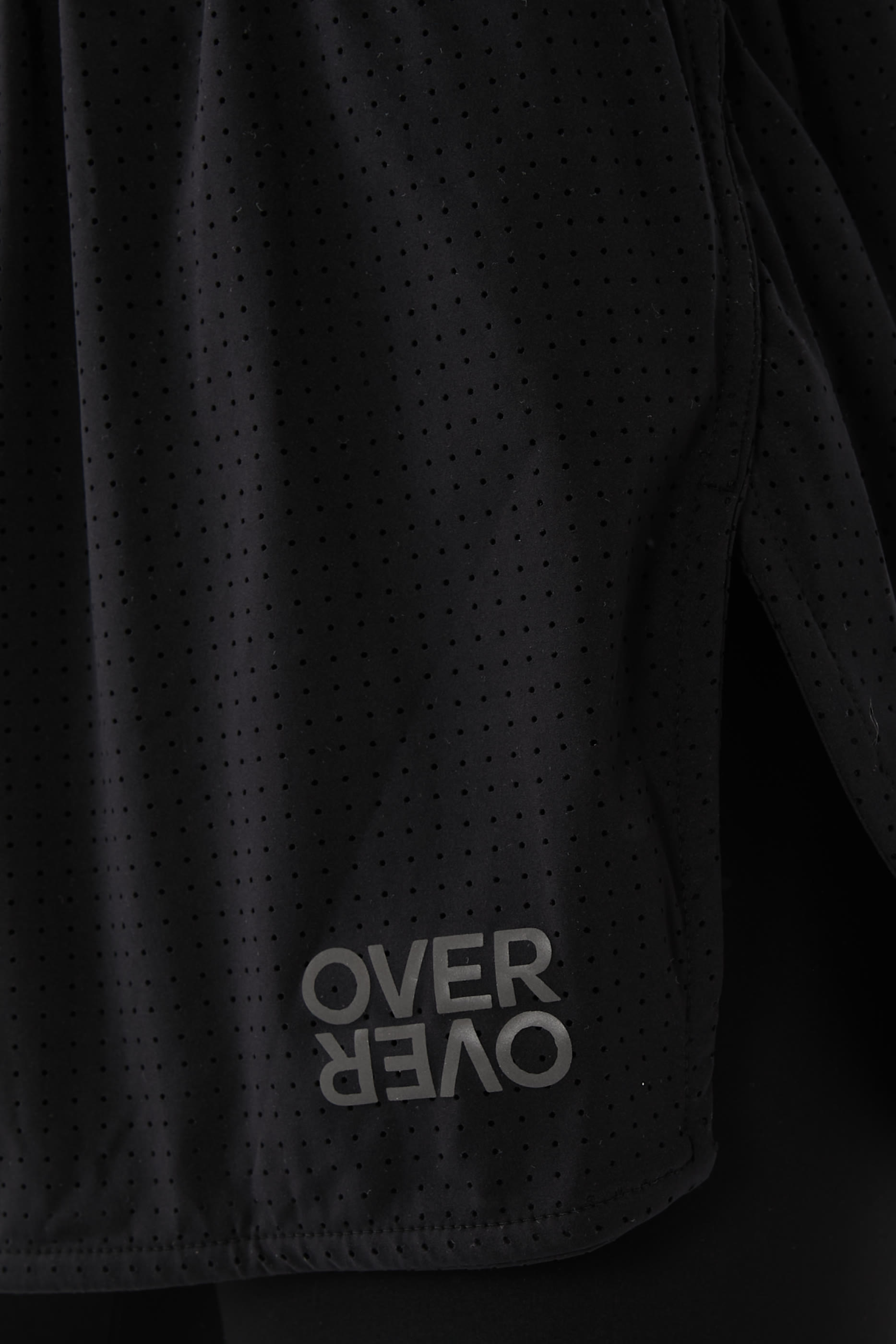 شورت بطبقتين وشعار الماركة