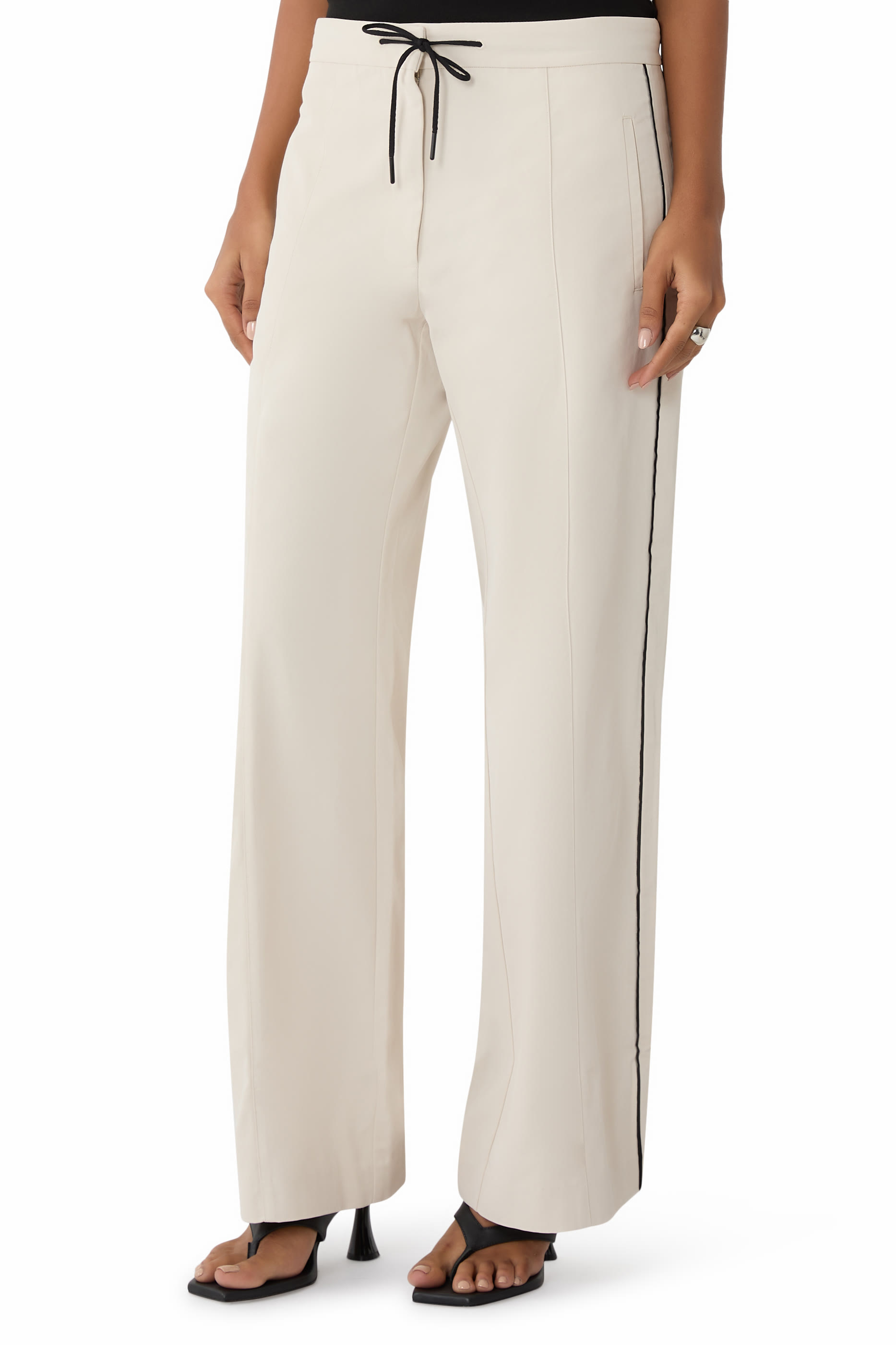 بنطال رياضي بقصة ملاءمة للجسم