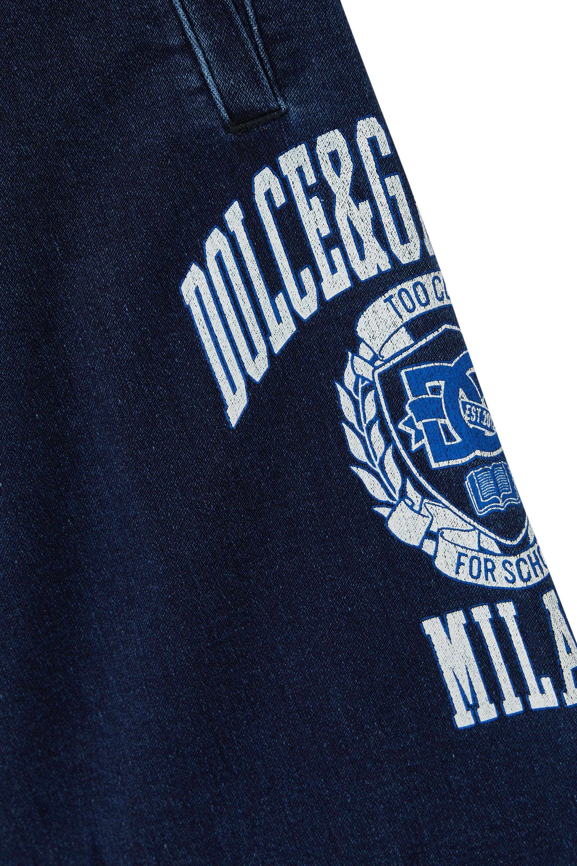 شورت برباط تضييق وطبعة غرافيكية بشعار الماركة للأطفال