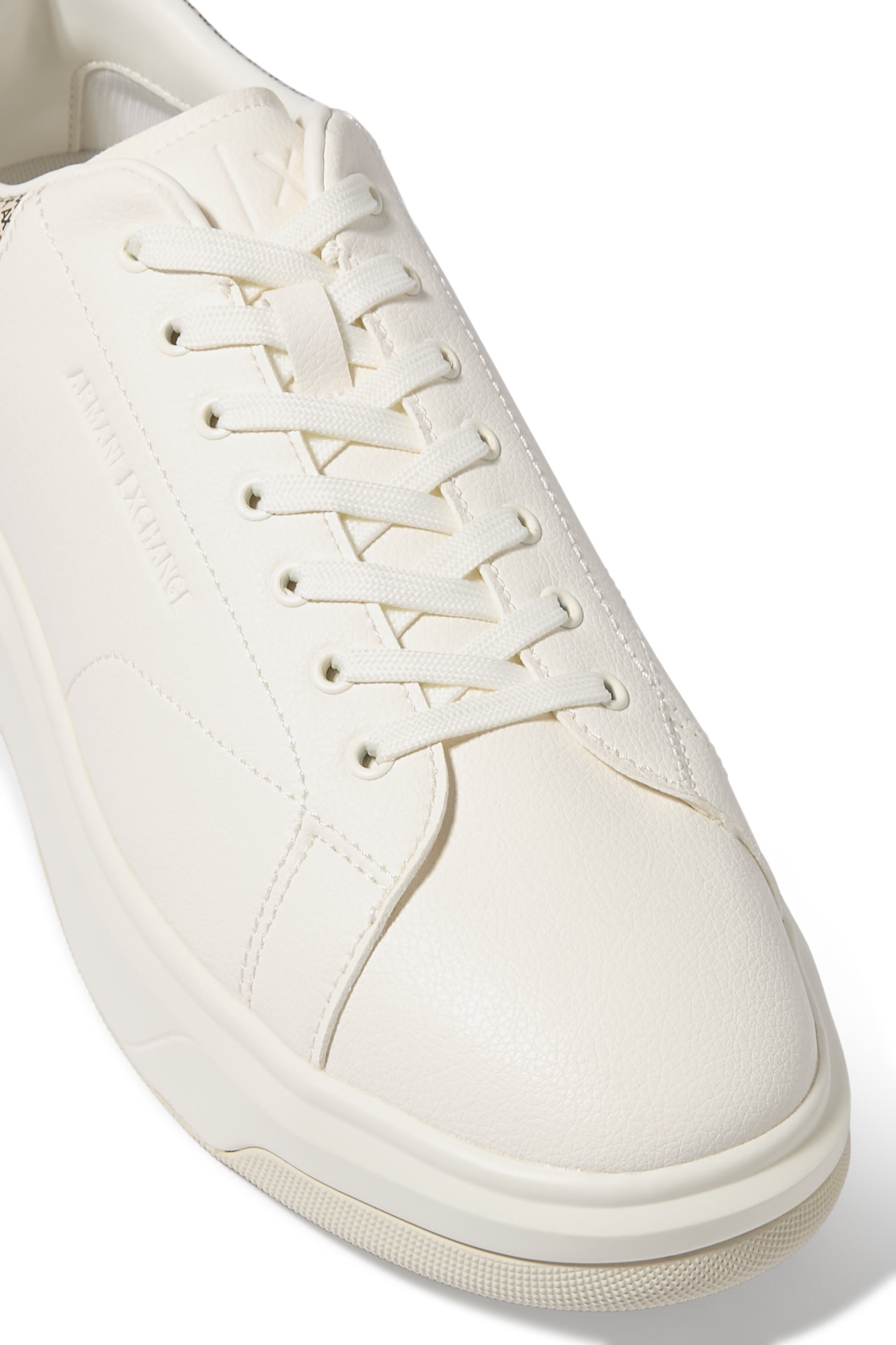 سنيكرز بشعار الماركة على الجانب