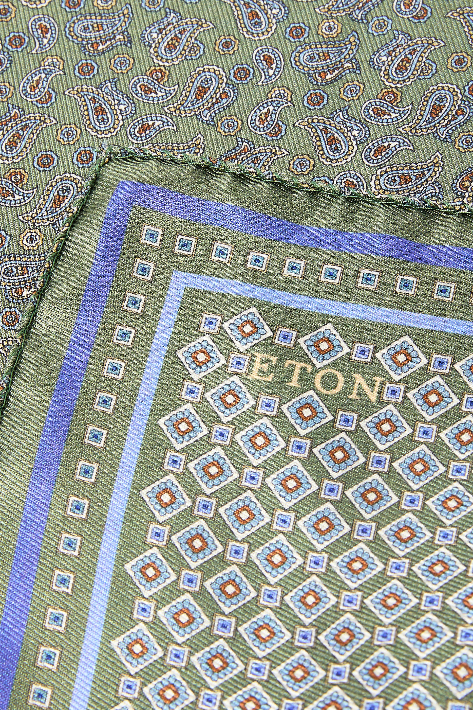 منديل جيب بتصميم مربع بنقشة ميدالية مزدوجة