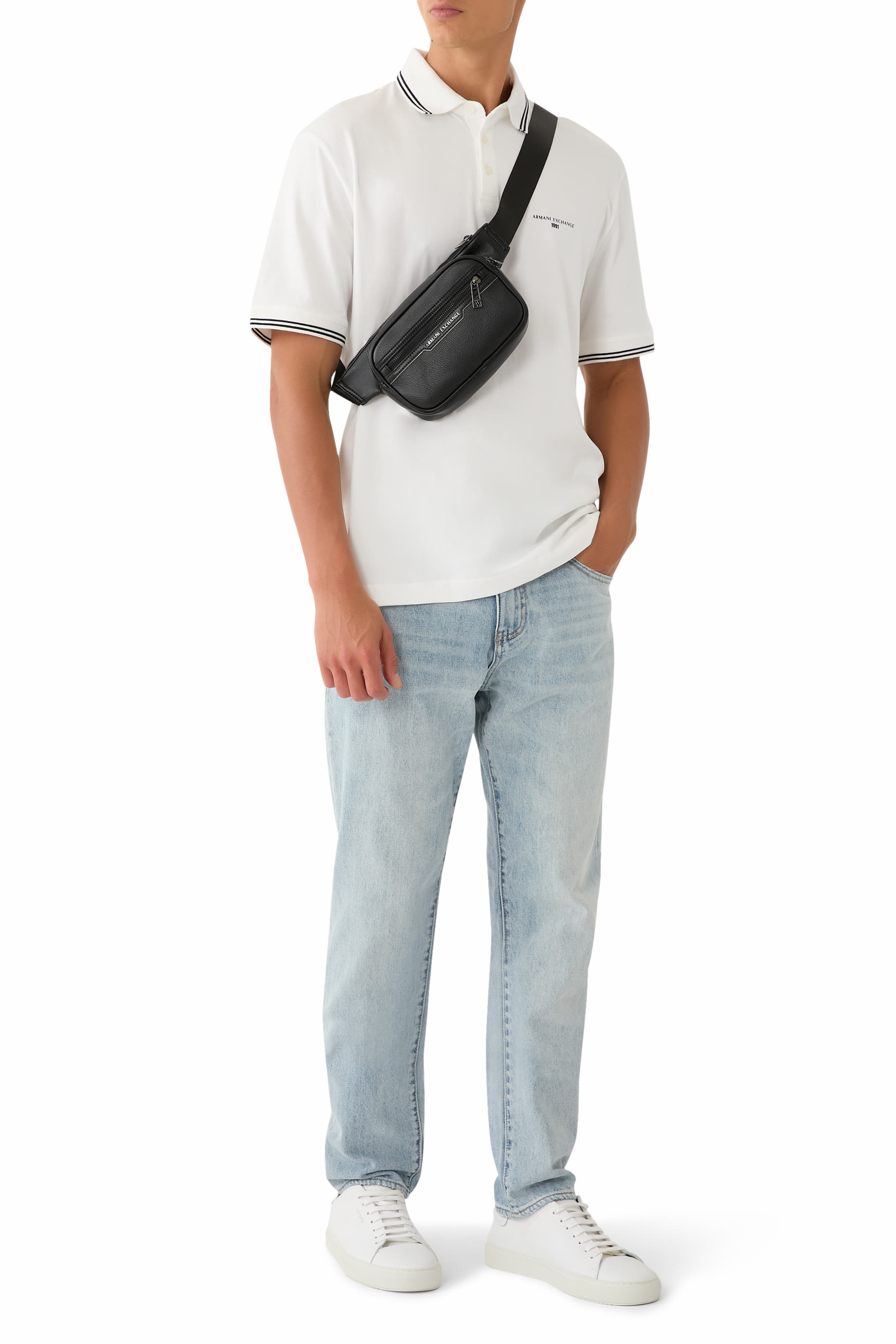 قميص بولو بنصف أزرار وشعار الماركة