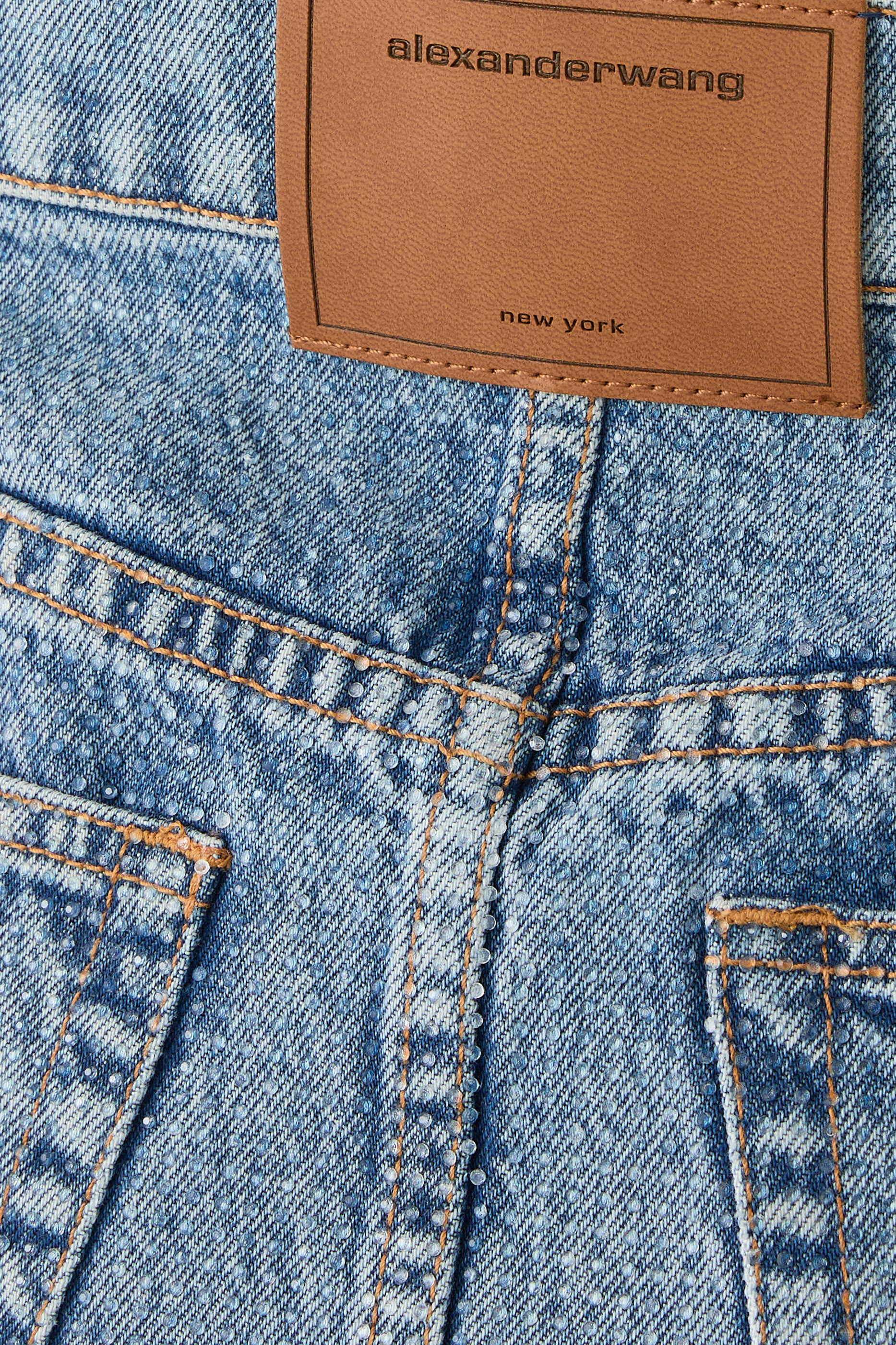 تنورة دنيم مطرزة