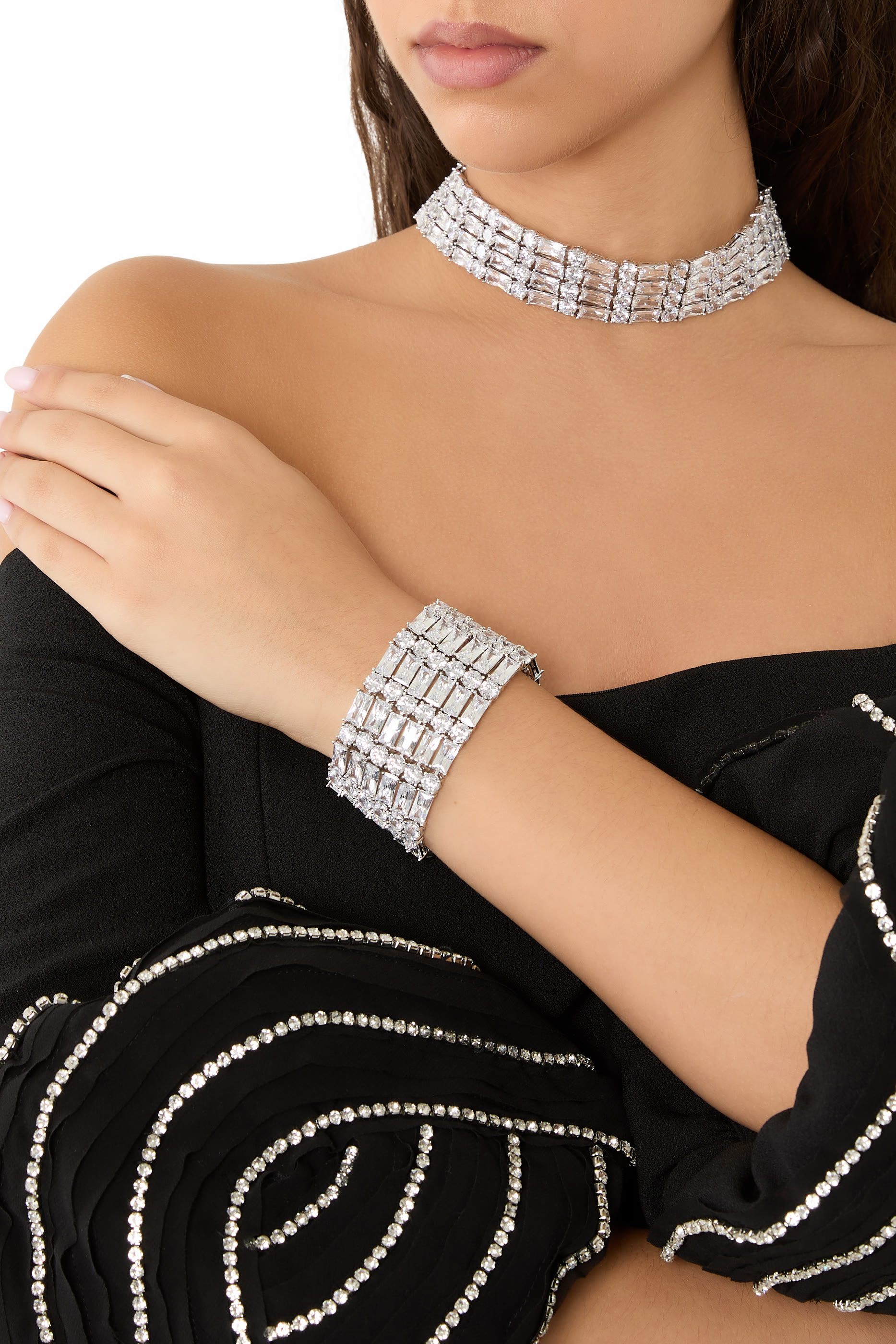 قلادة رقبة بتصميم مرصع بالكريستال وأحجار زركونيا مكعبة نحاس مطلي بلون فضي 