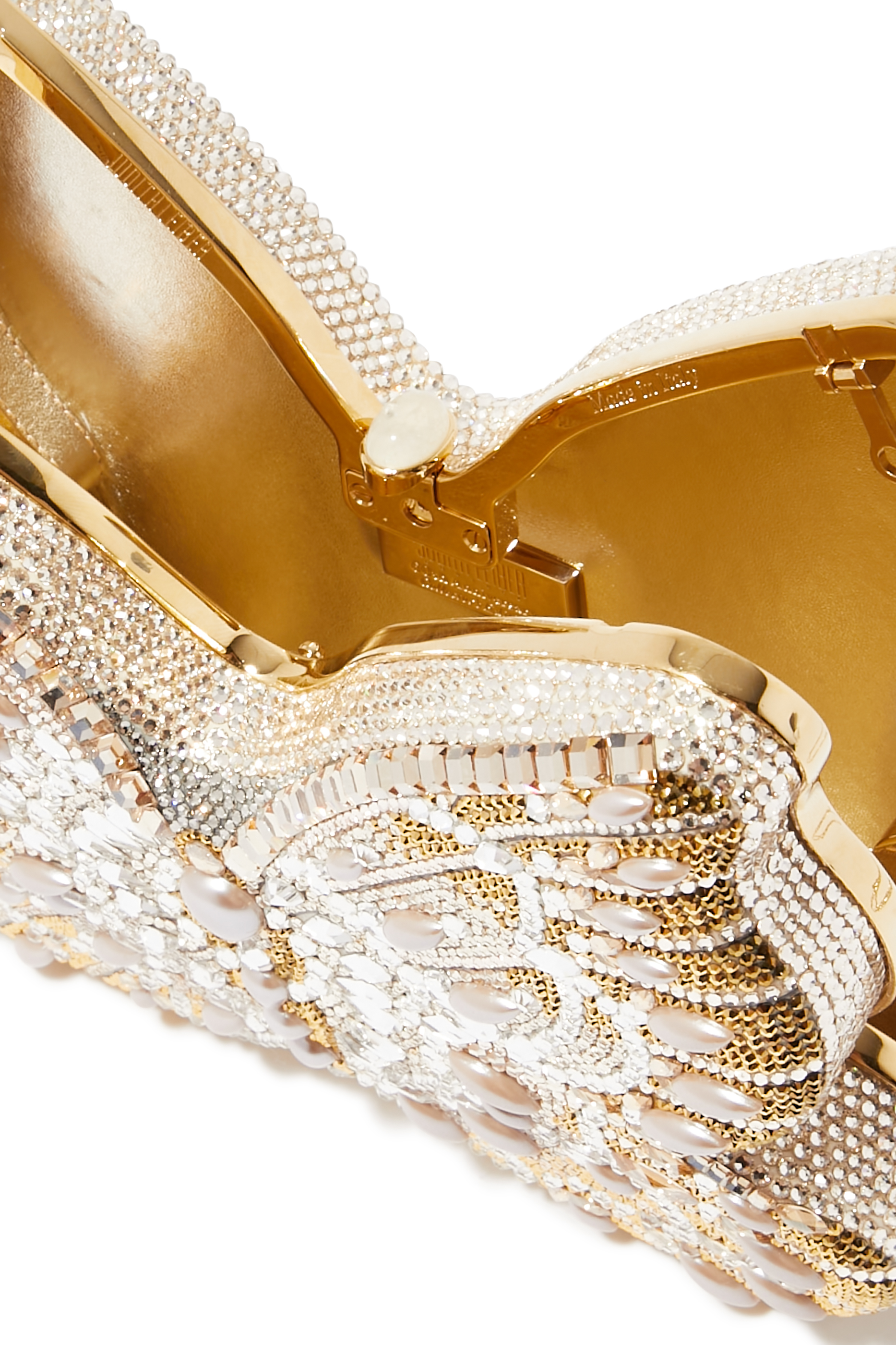 كلاتش بتصميم فراشة مرصع باللؤلؤ