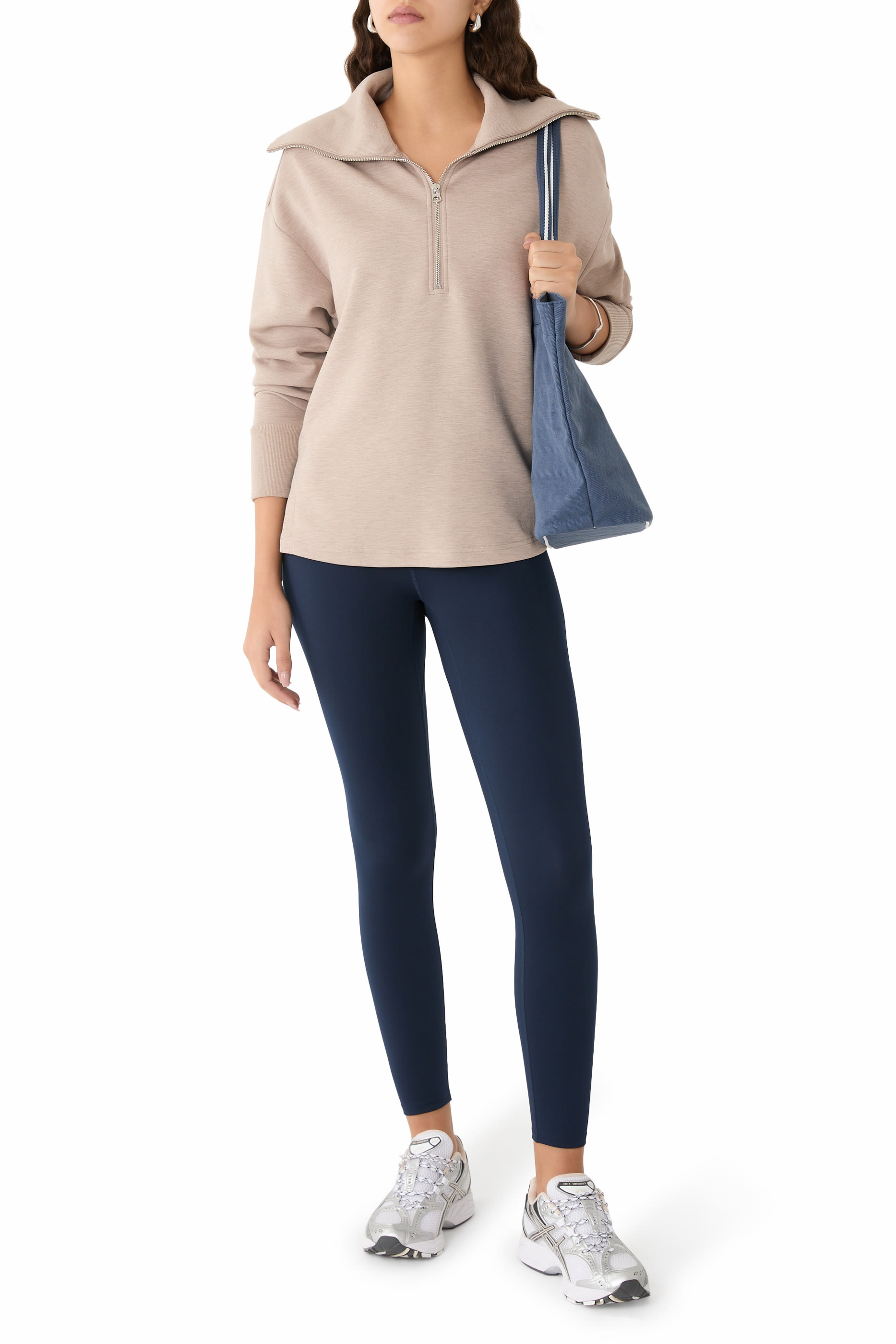 كنزة لارسون بنصف سحاب