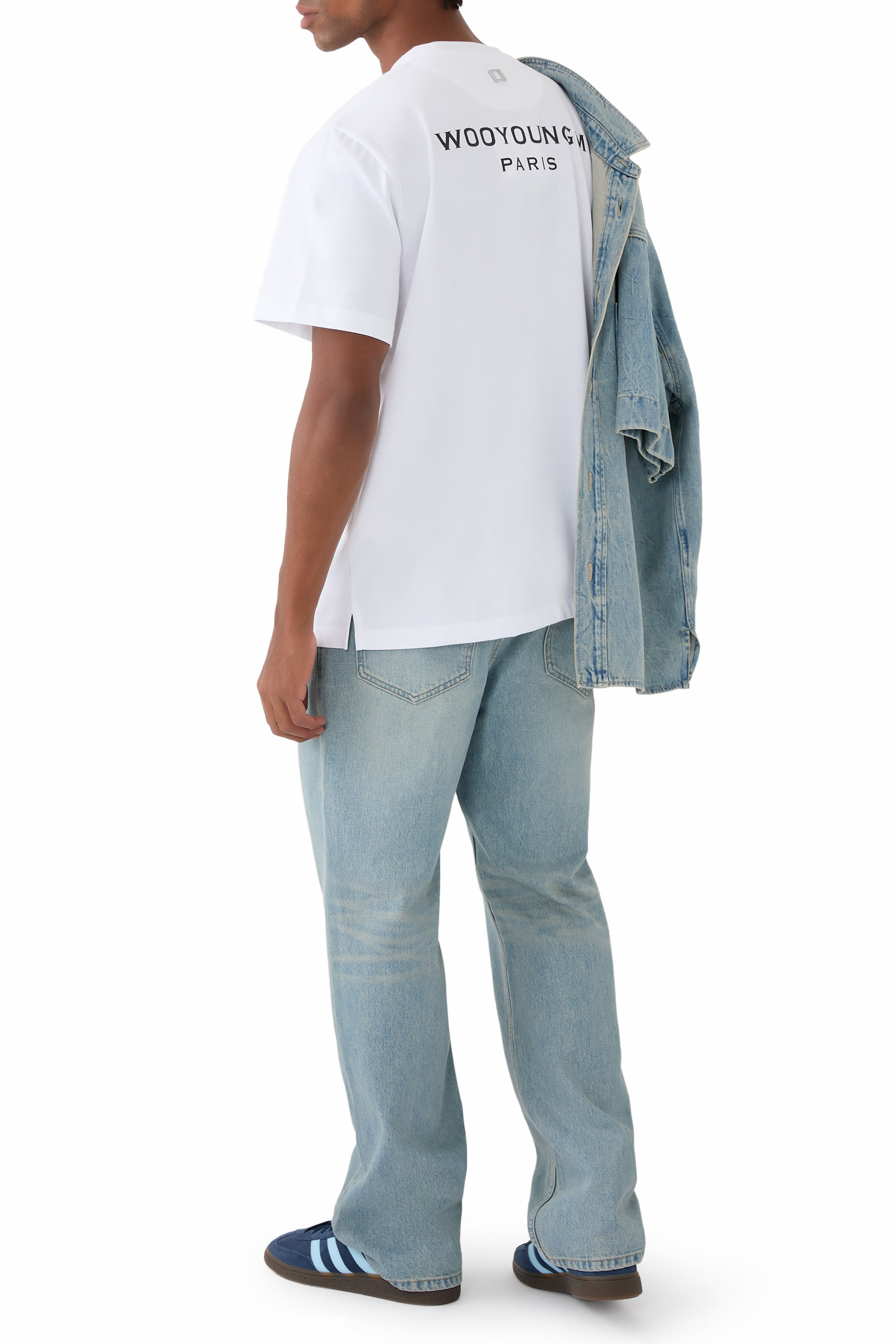 تيشيرت بشعار الماركة على الظهر قطن