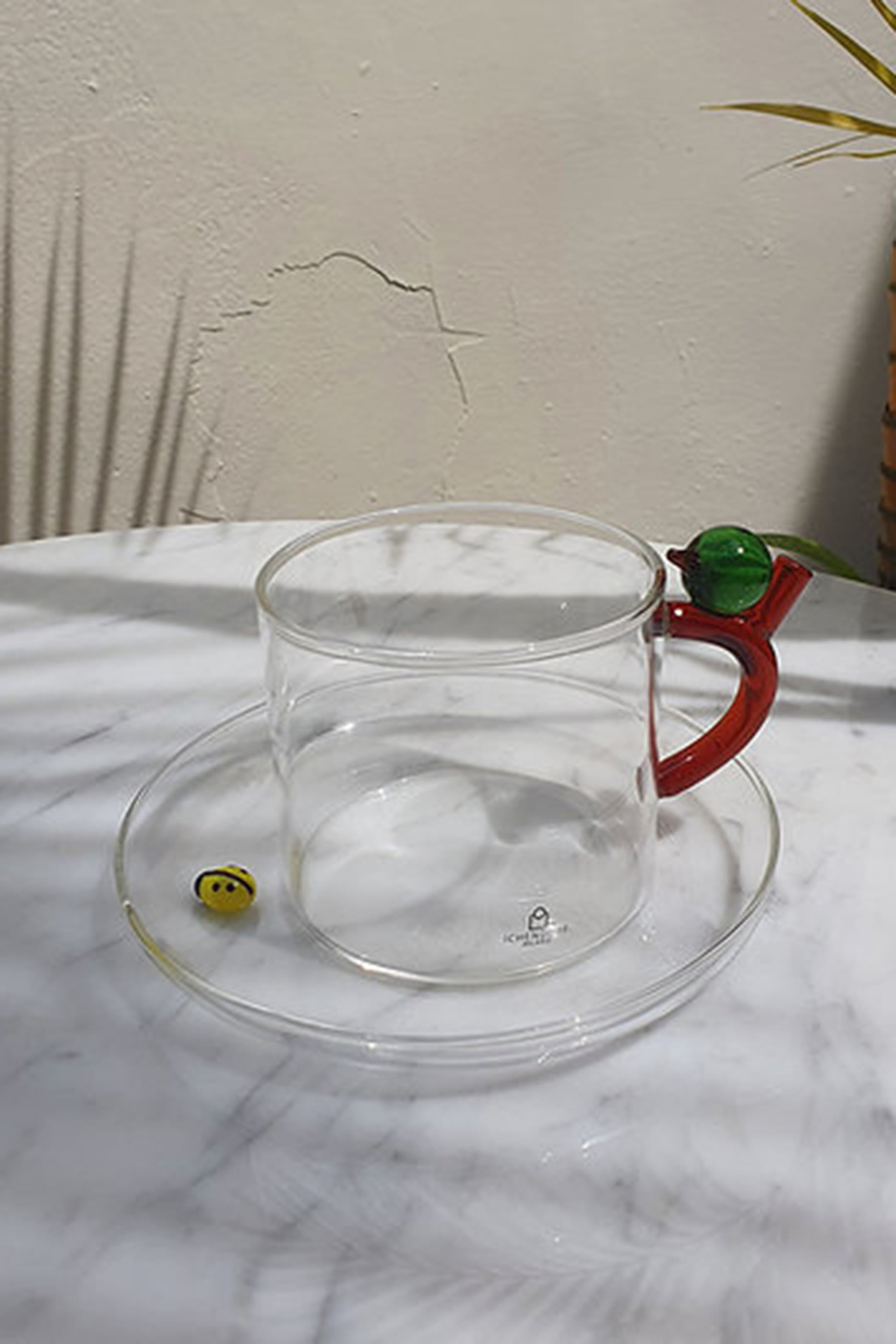 طبق وفنجان قهوة مزين بتفاحة