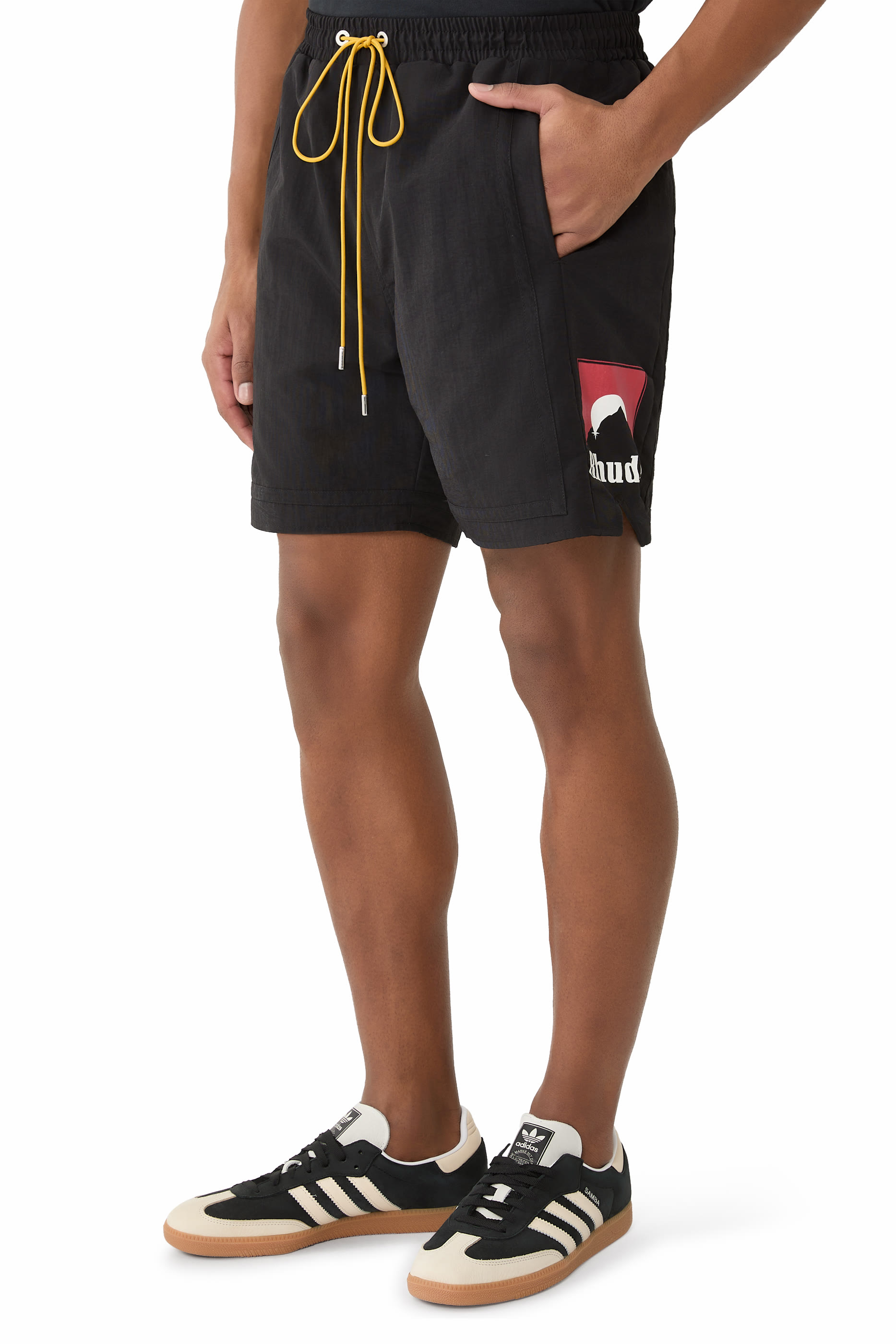 شورت بشعار الماركة