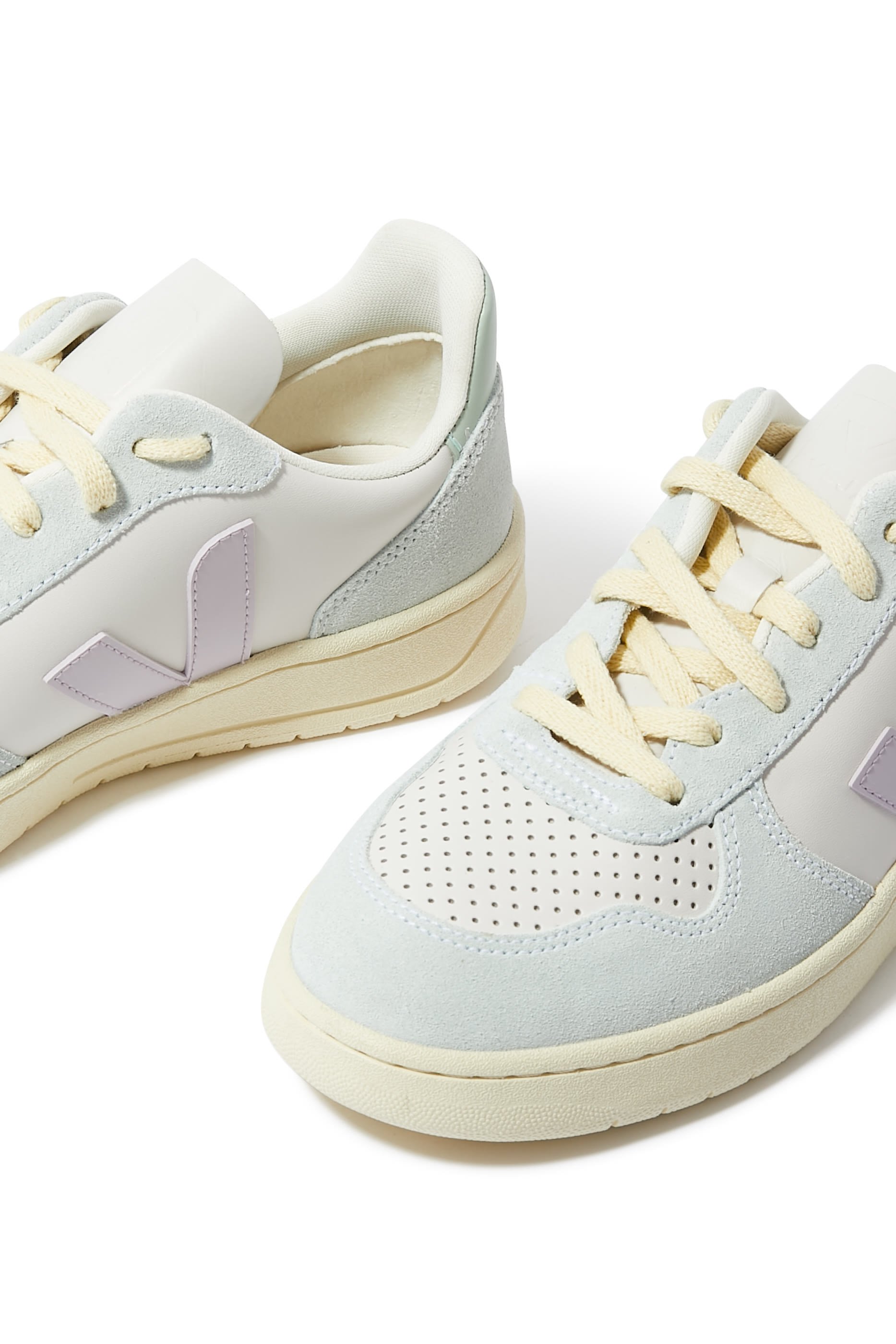 حذاء سنكيرز v-10 بكاحل منخفض