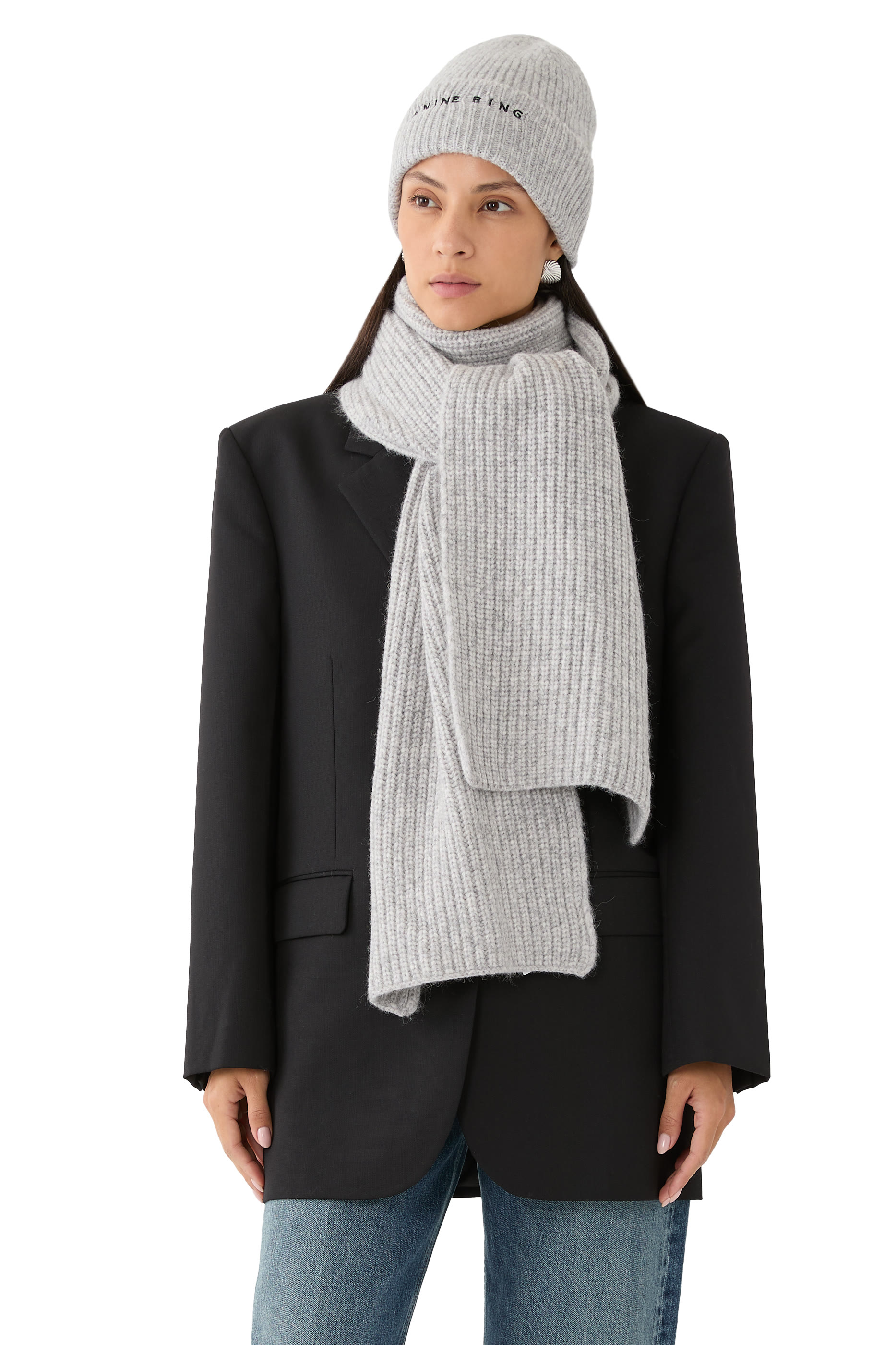 وشاح هانا برقعة بشعار الماركة