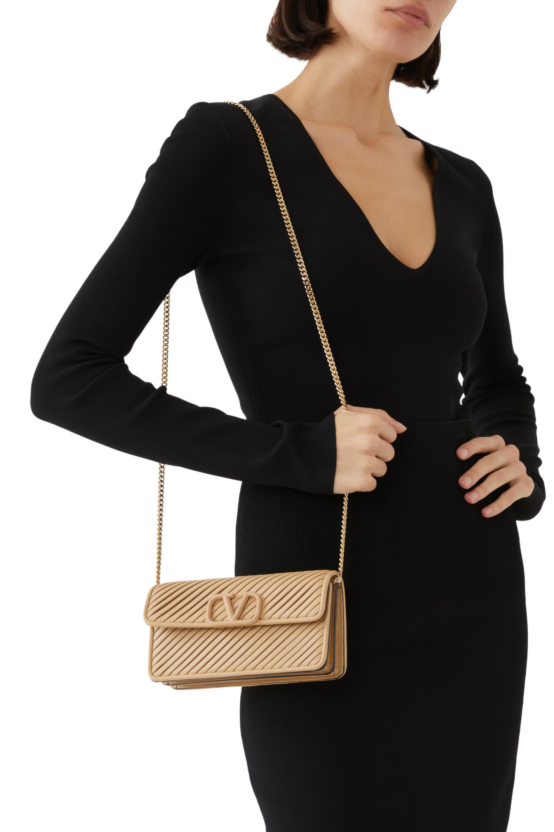 حقيبة صغيرة بشعار الماركة وسلسلة