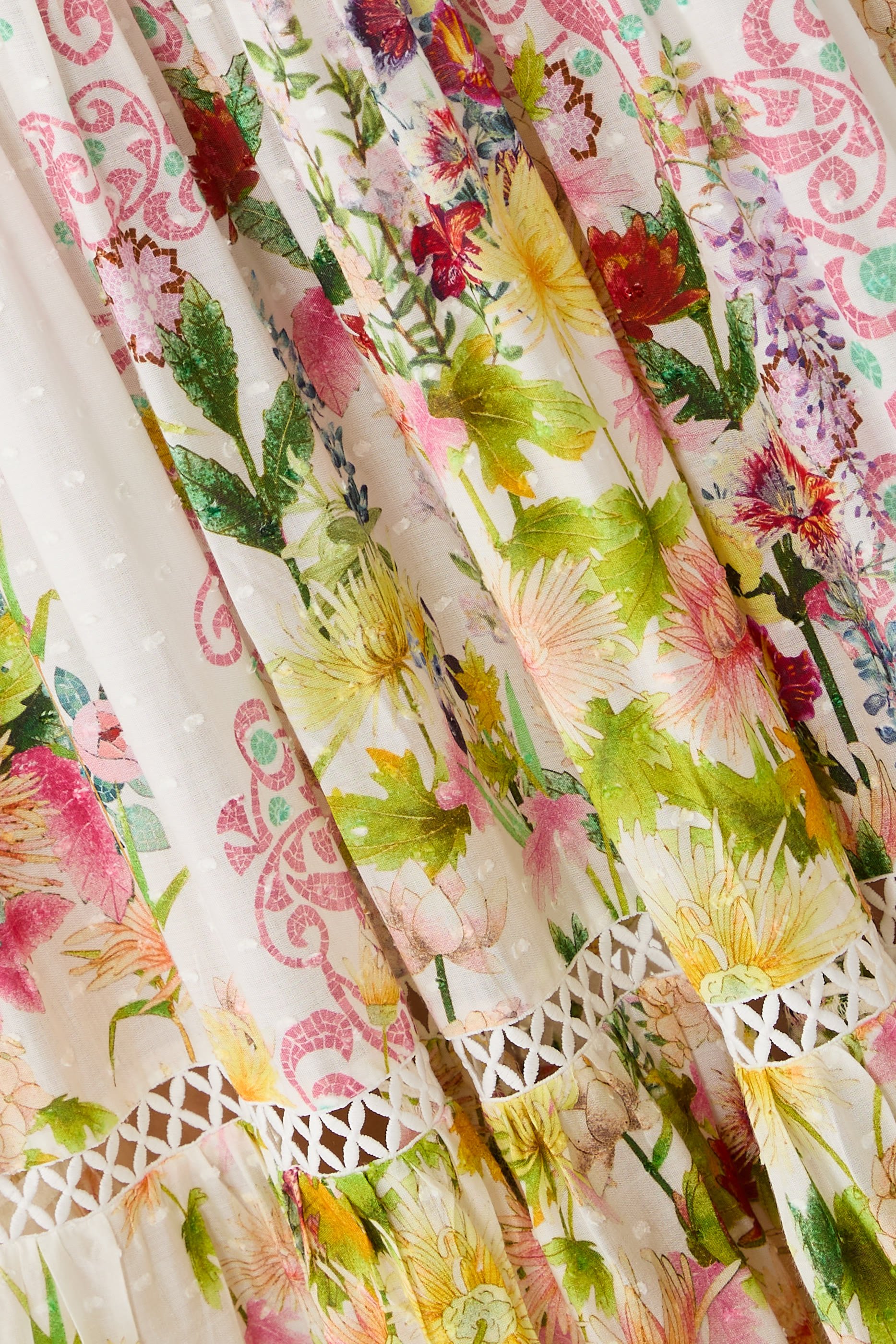 فستان طويل بطيات مزين بفيونكة