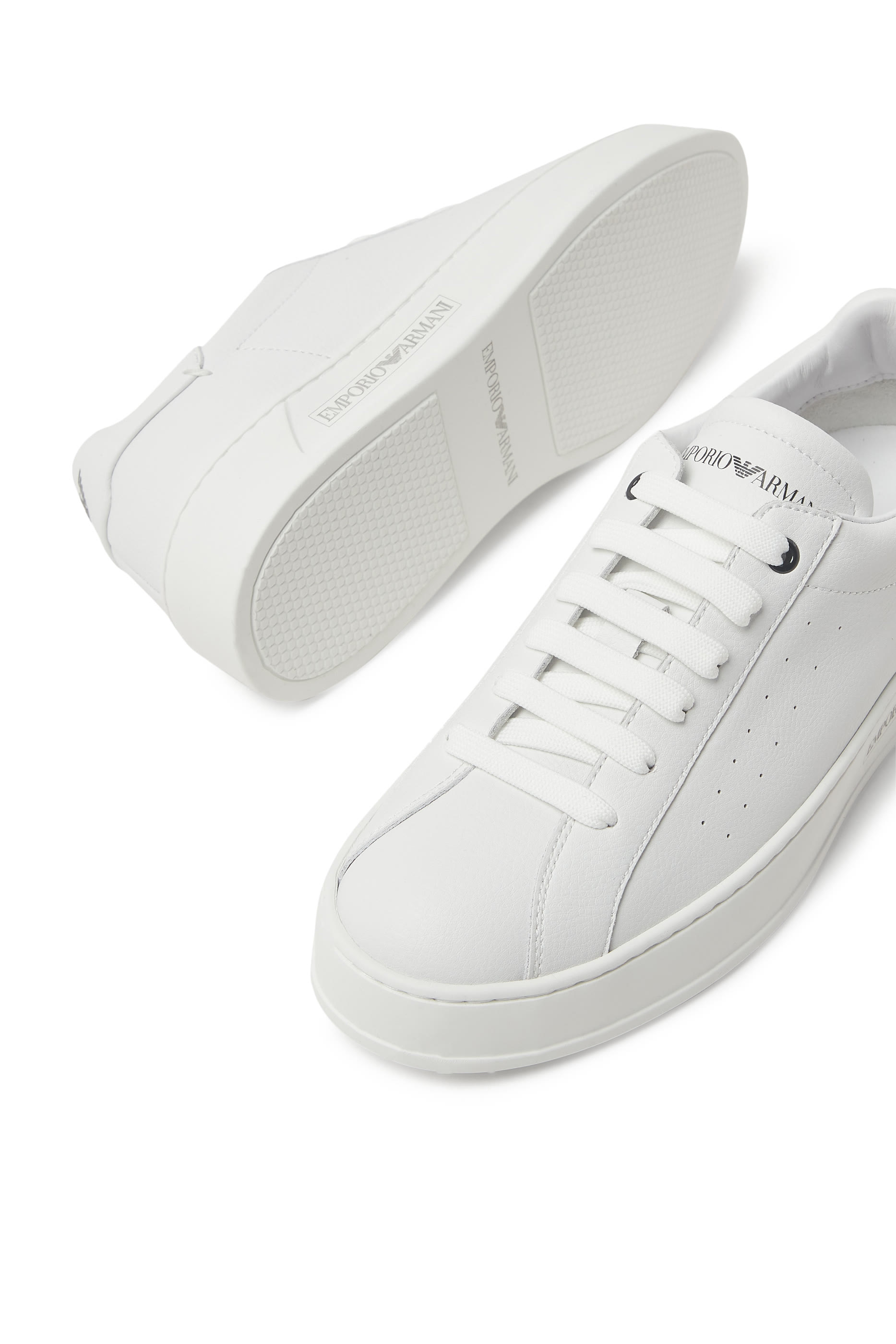 سنيكرز بشعار الماركة جلد