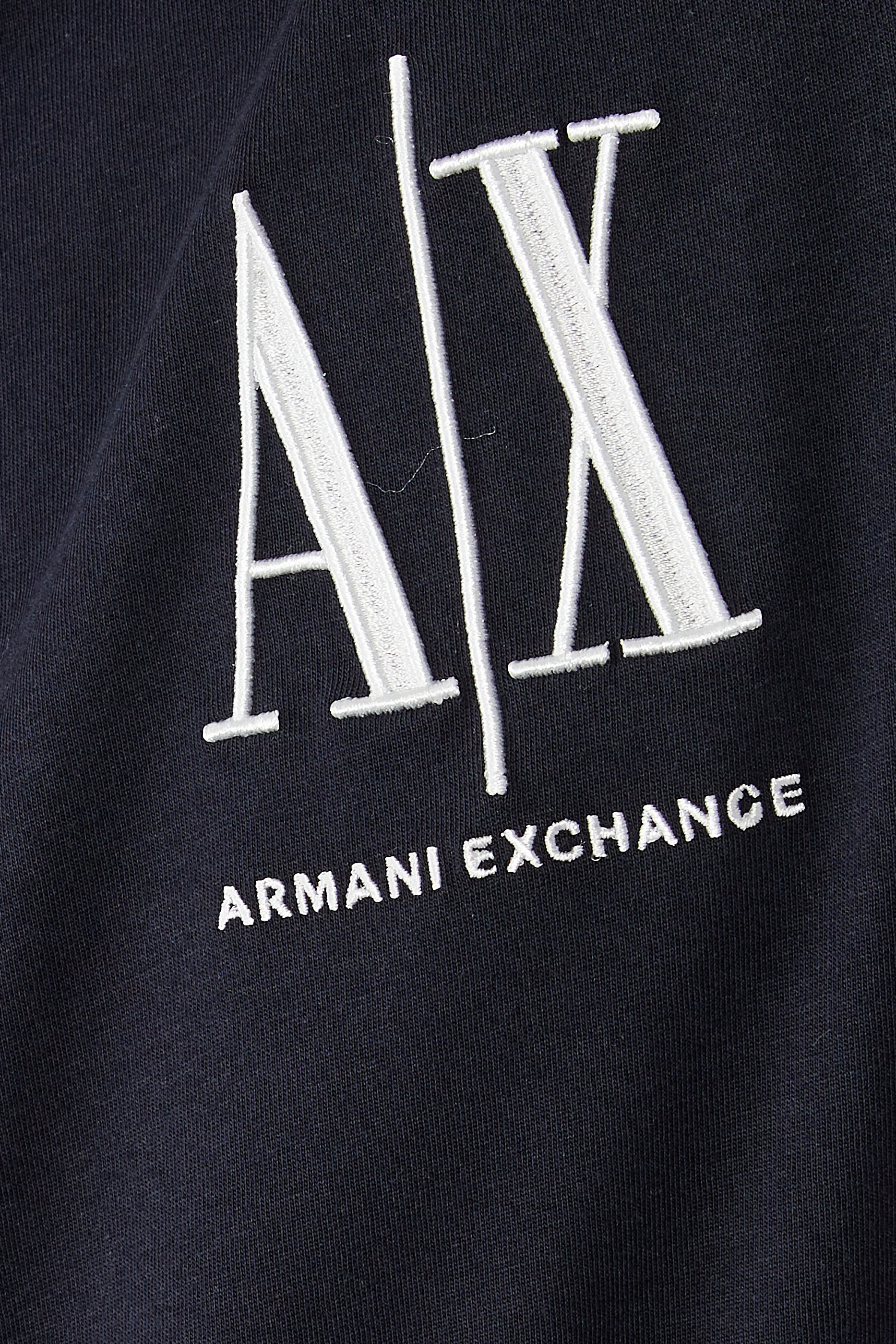 تي شيرت بطبعة شعار الماركة الشهير