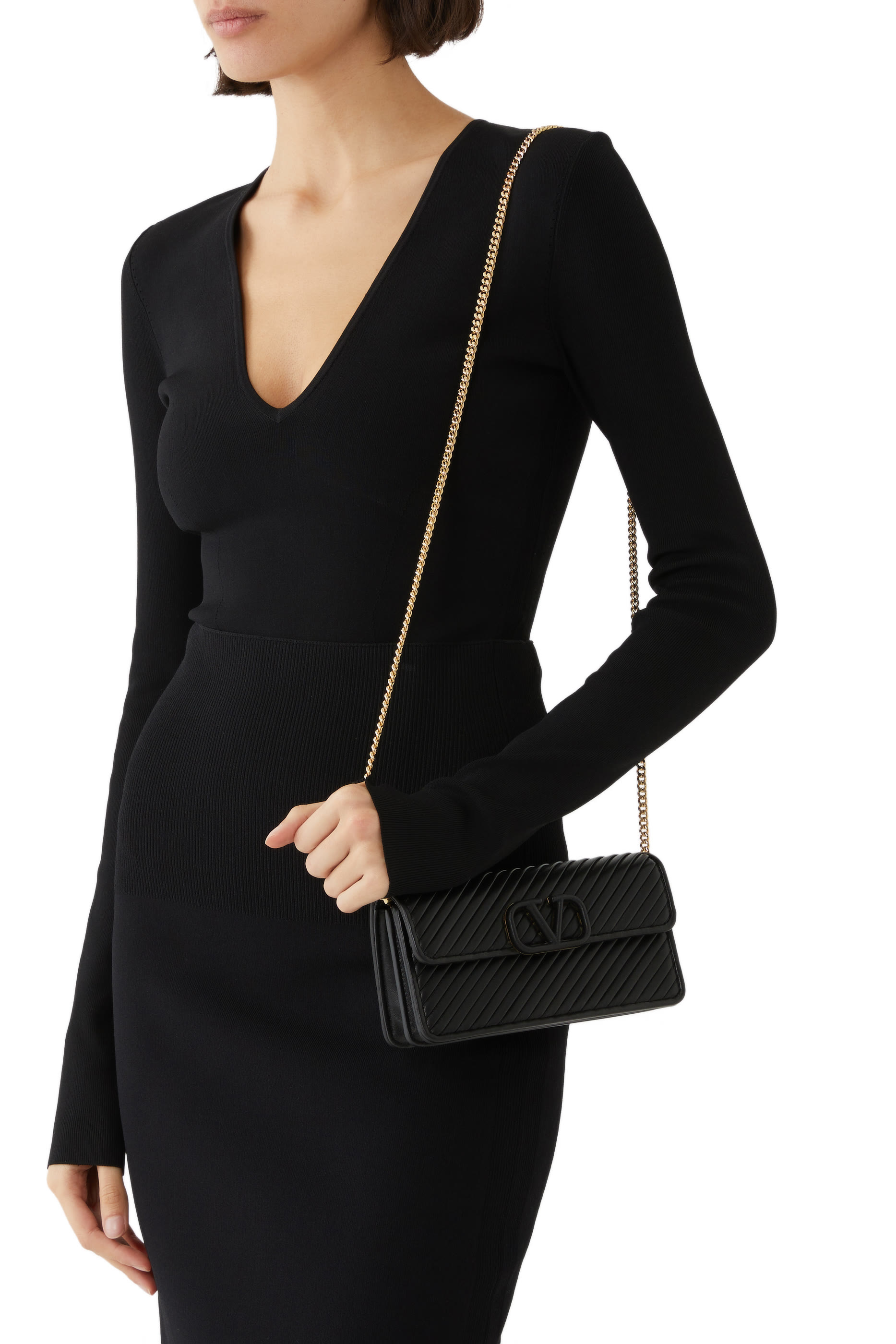 حقيبة صغيرة بشعار الماركة وسلسلة