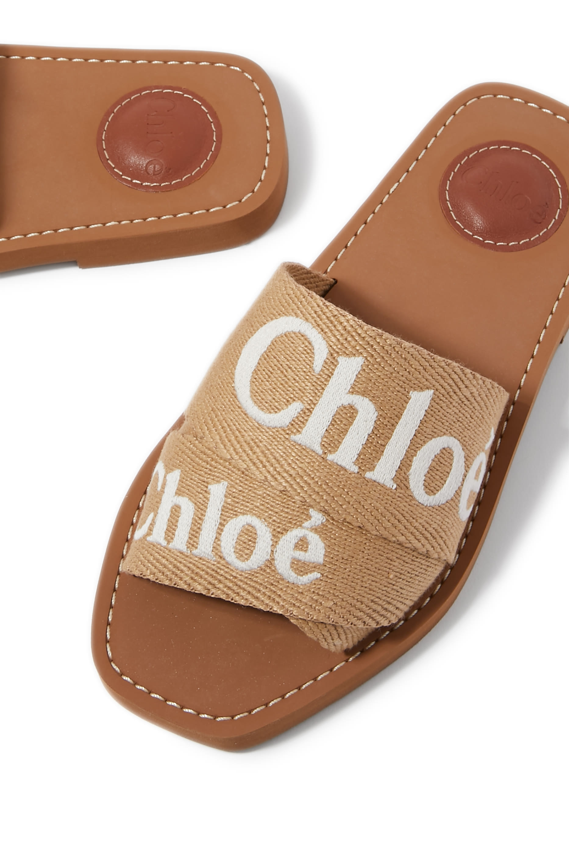 حذاء وودي مفتوح من الخلف بنعل مسطح