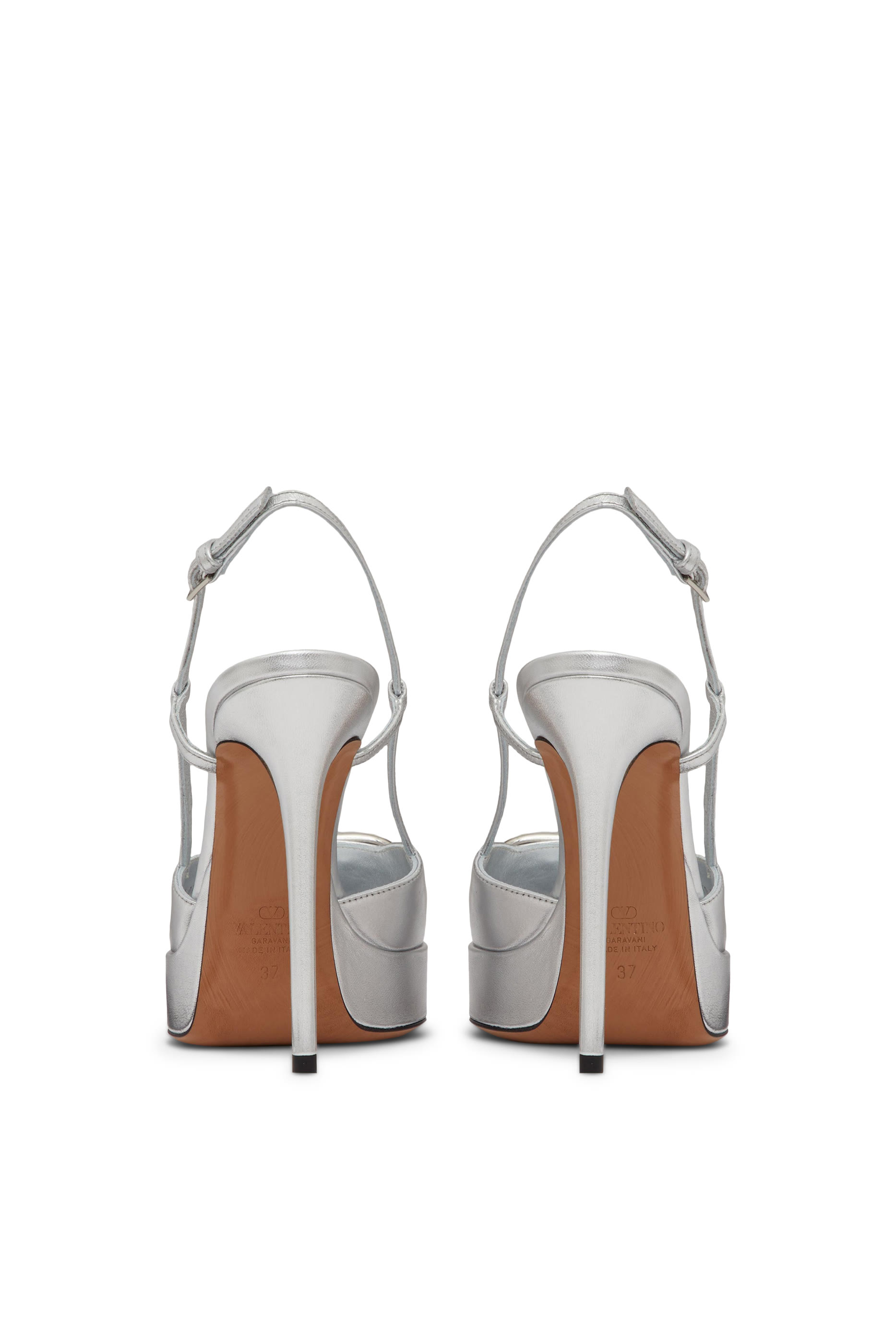 حذاء كلاسيكي 120 بسير خلفي وحلية شعار V  جلد