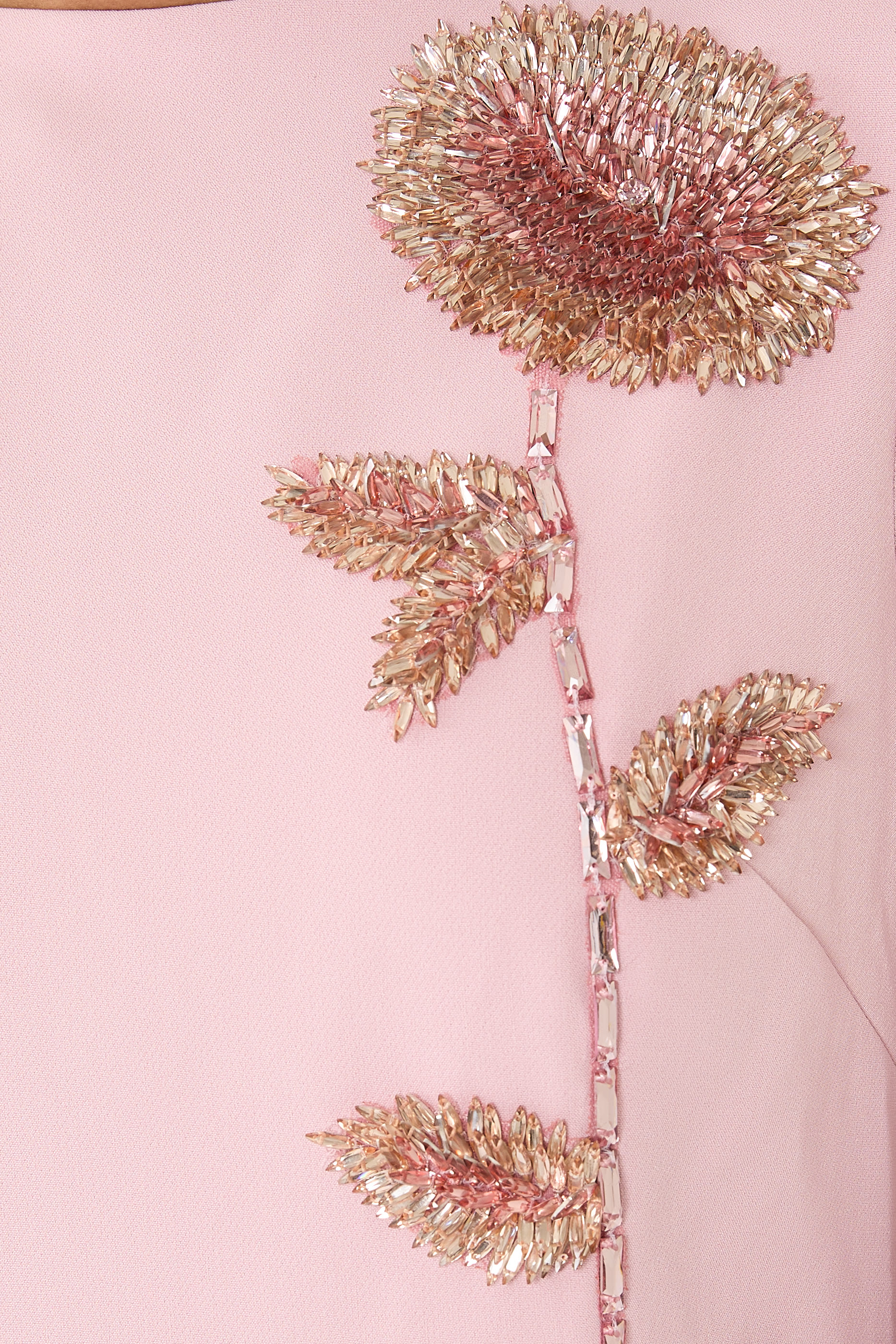 فستان سهرة كريب بجزء خلفي كاب وخرز مطرز بتصميم زهرة