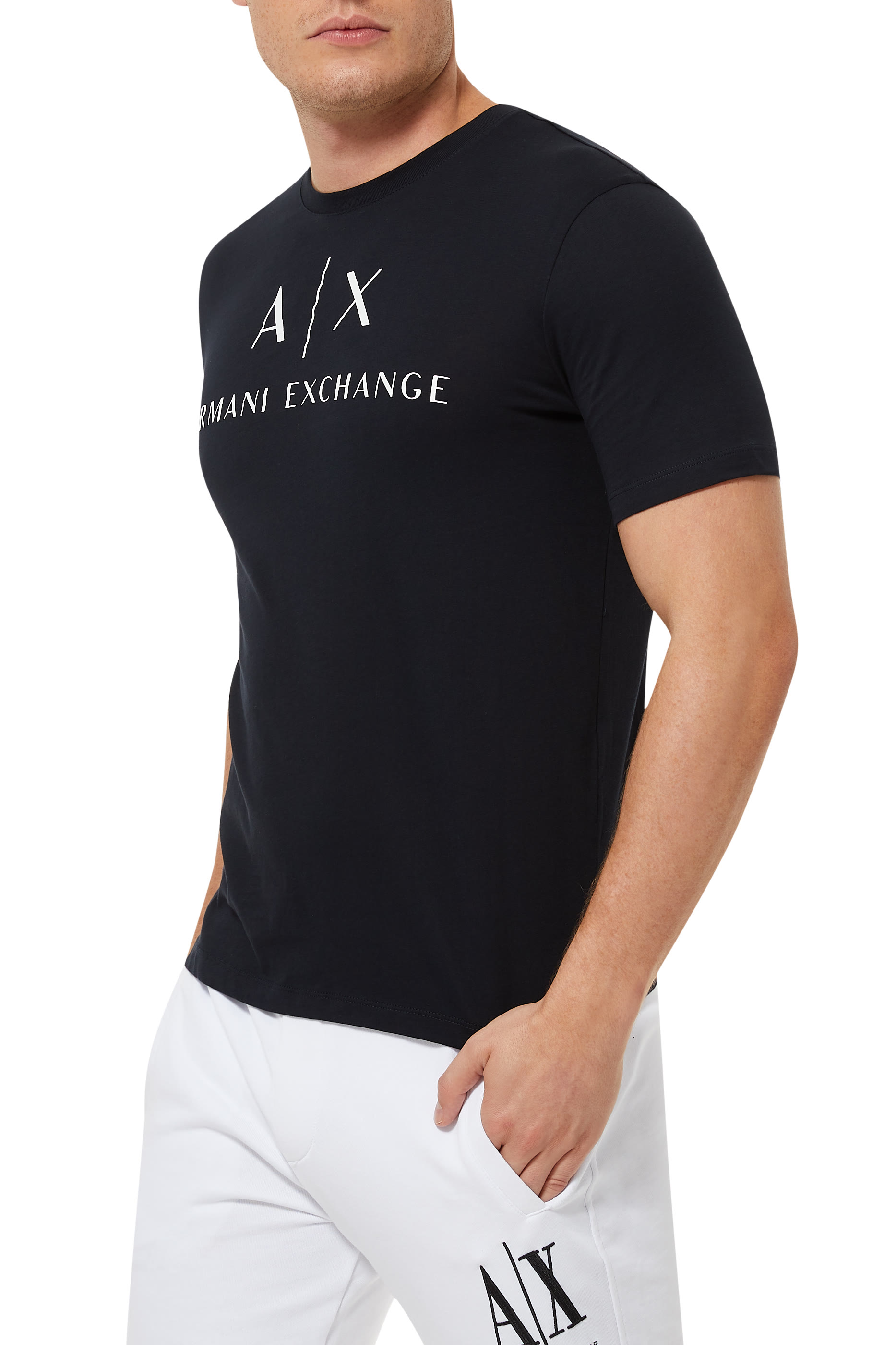 تي شيرت بطبعة حروف شعار الماركة 