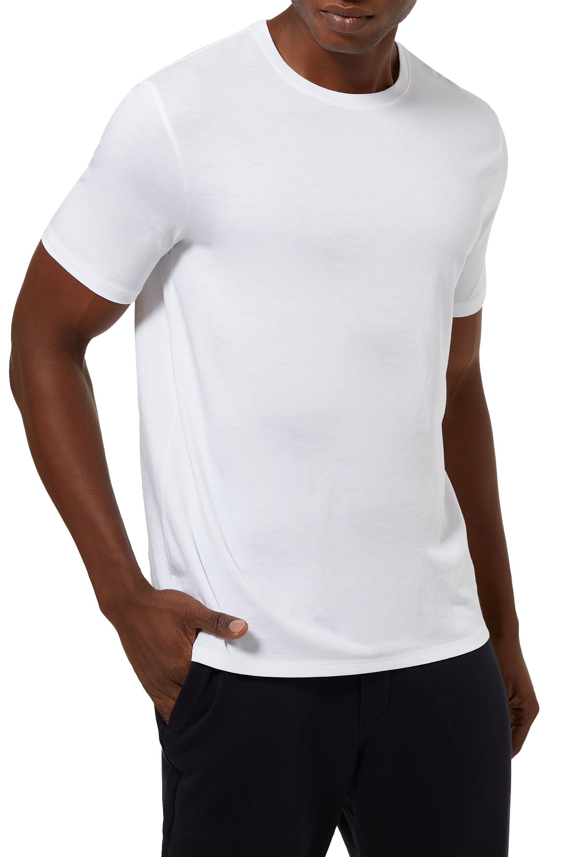 تي شيرت بفتحة رقبة مستديرة