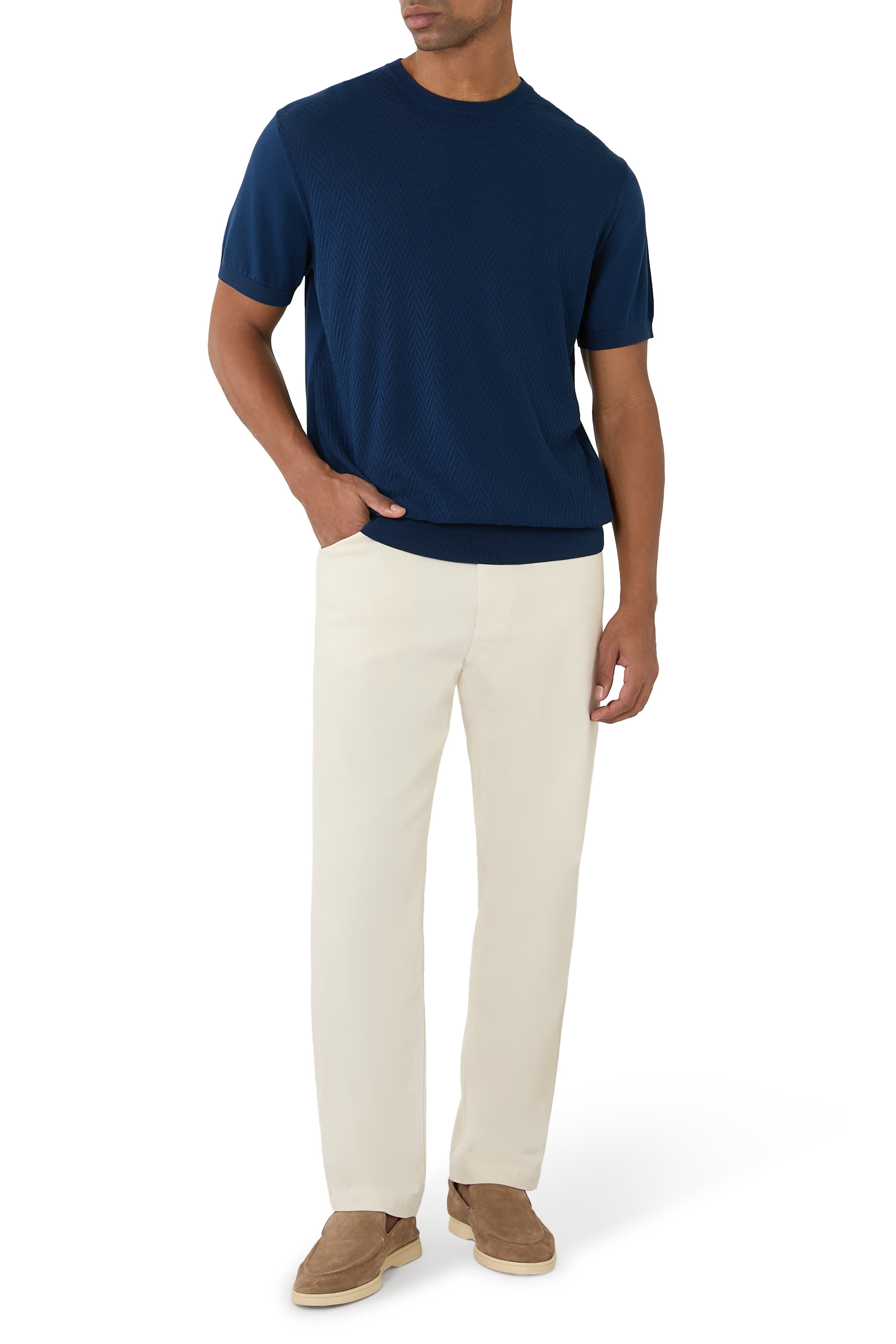 تيشيرت بياقة ضيقة وشعار الماركة