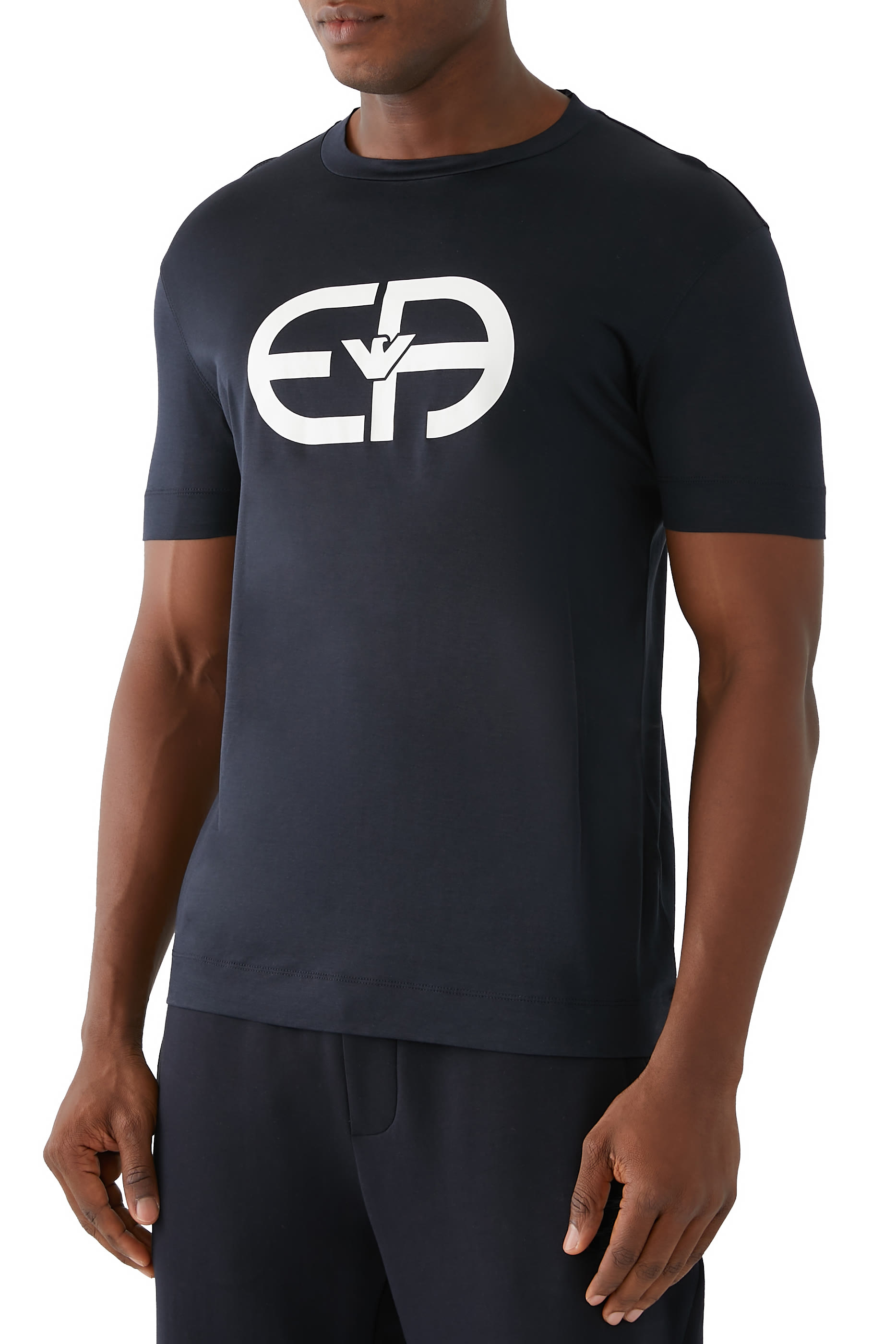 تيشيرت بطبعة شعار الماركة وياقة ضيقة