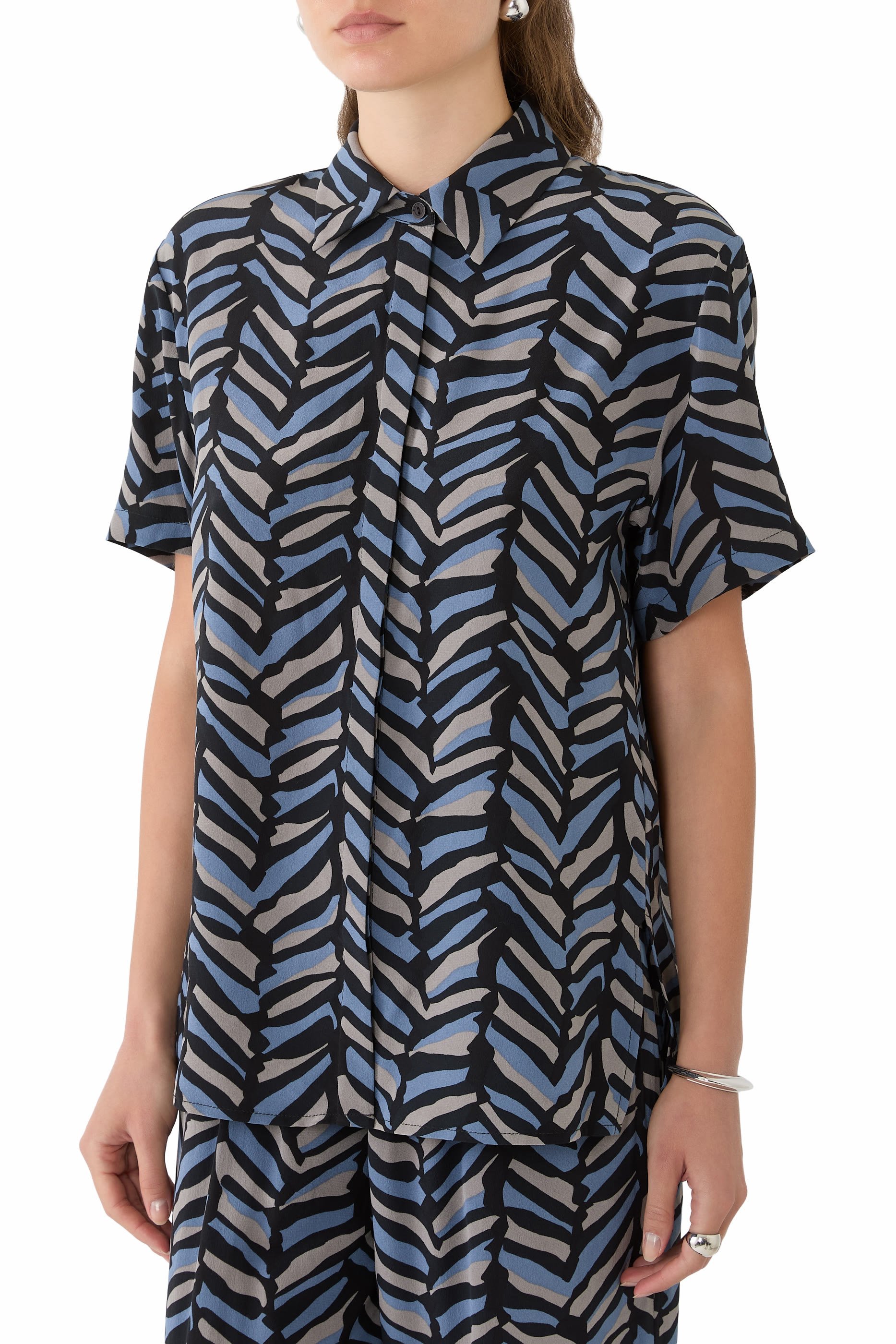 قميص بقصة فضفاضة بأكمام قصيرة