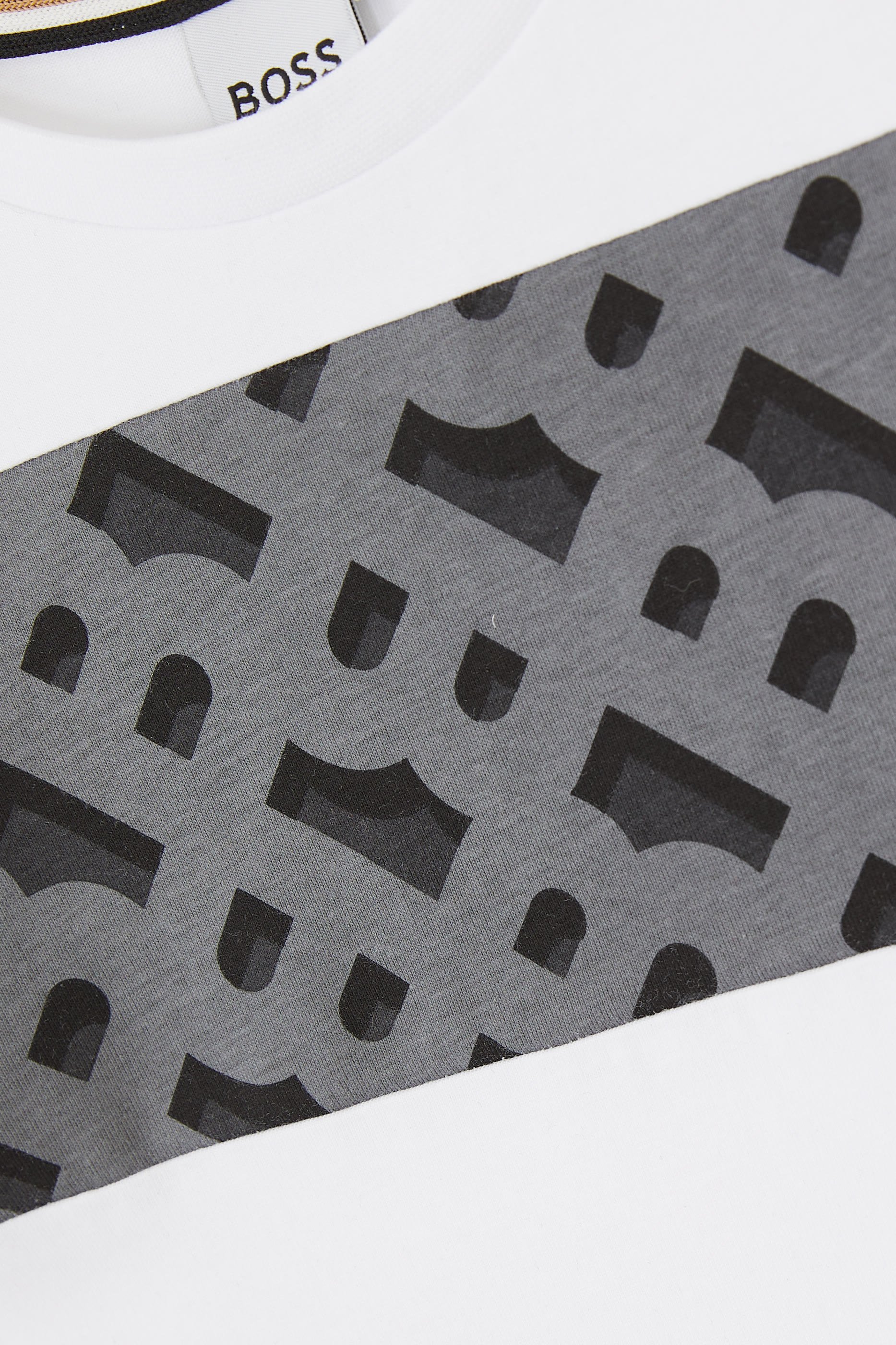 طقم شورت وتيشيرت بطبعات شعار الماركة للأطفال