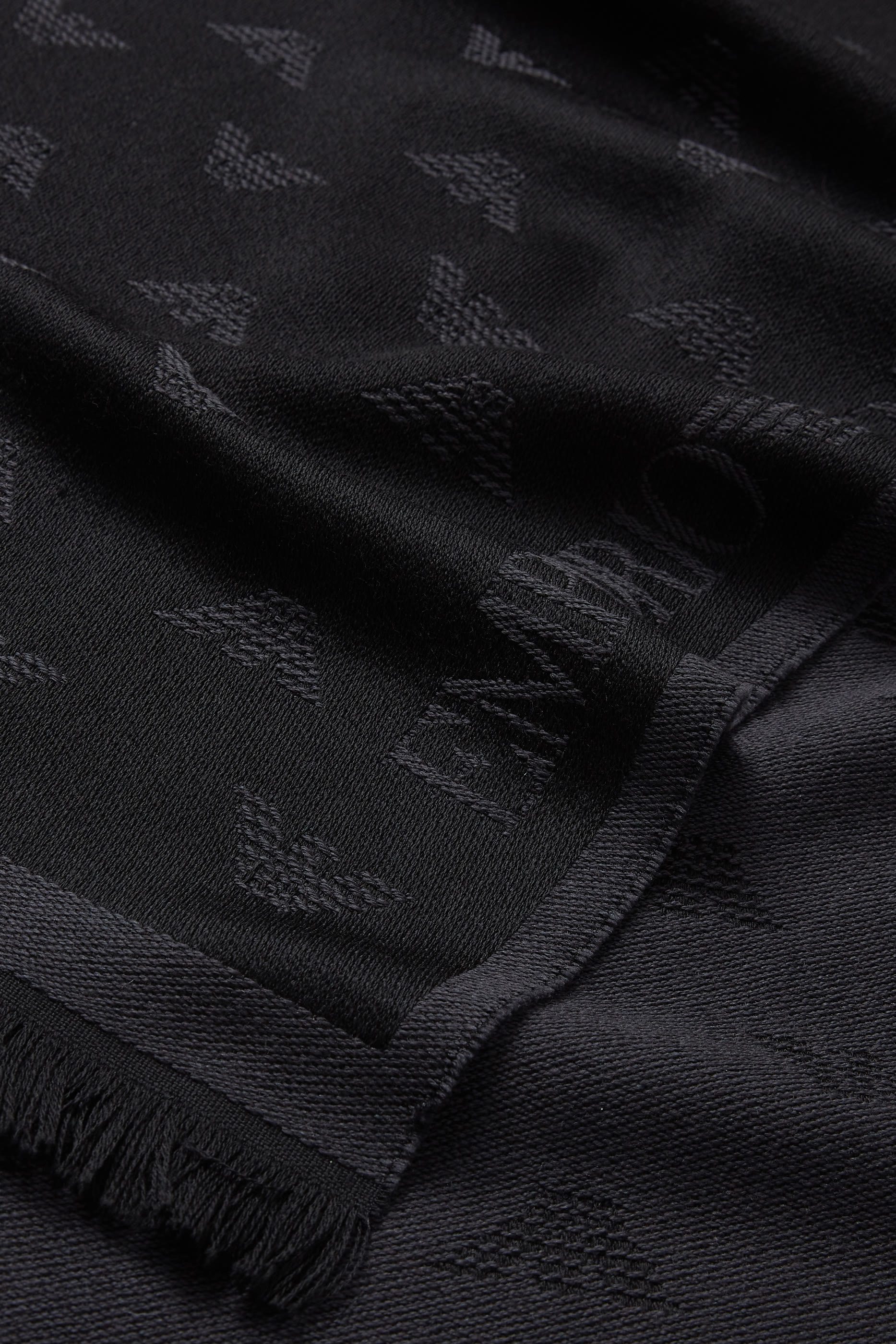 وشاح صوف بنقشة شعار الماركة بحجم كبير