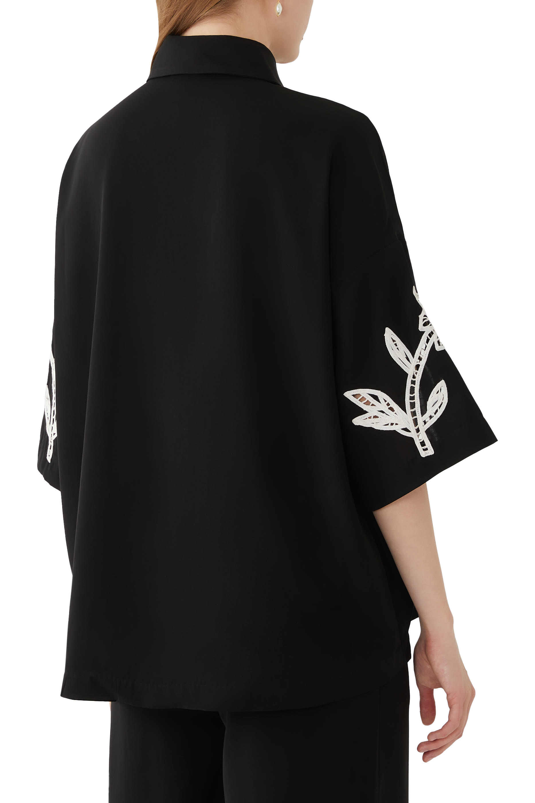 تيشيرت بقصة واسعة وتطريزات أزهار