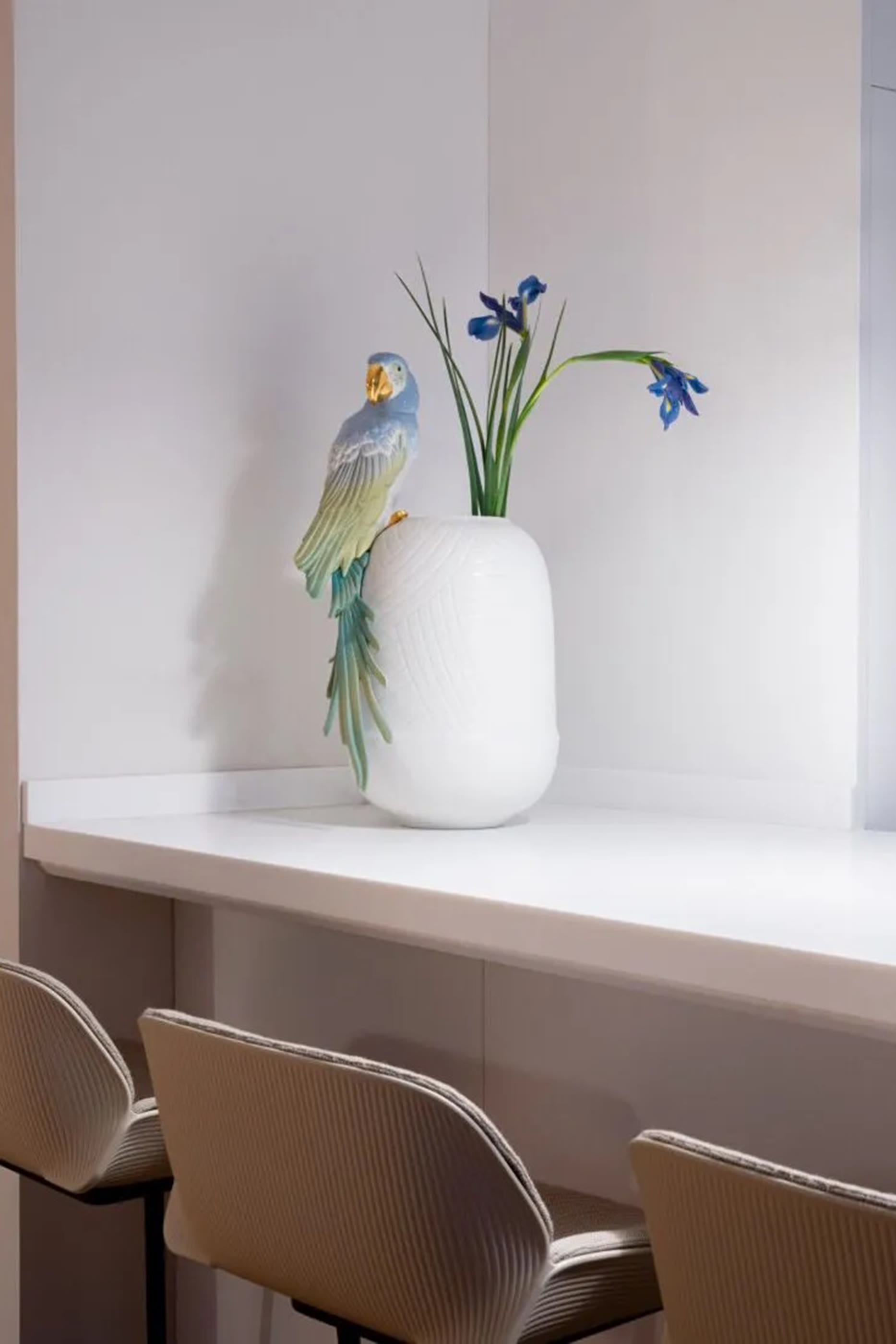 مزهرية مزينة بطائر الببغاء