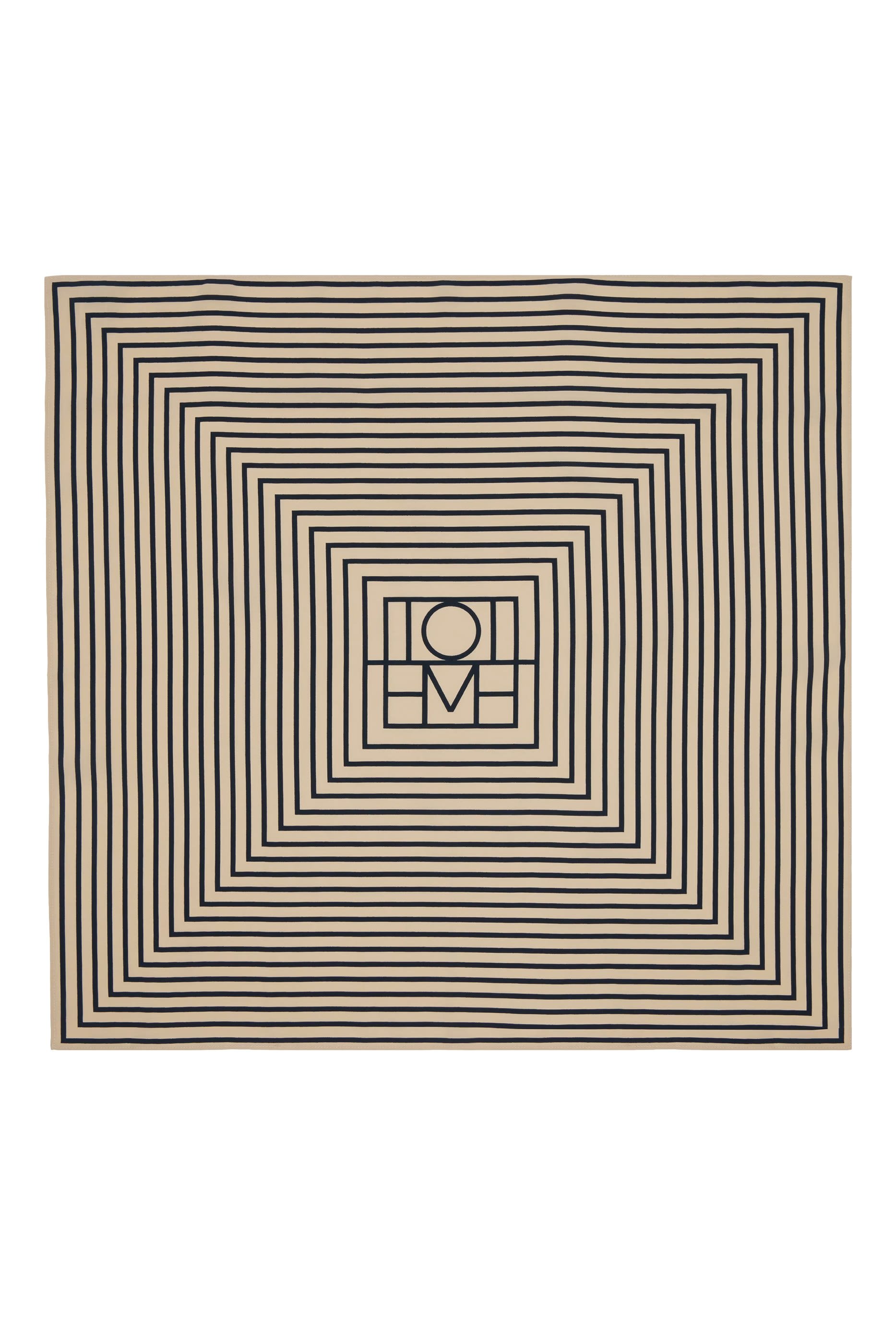 وشاح بنقشة حروف شعار الماركة حرير