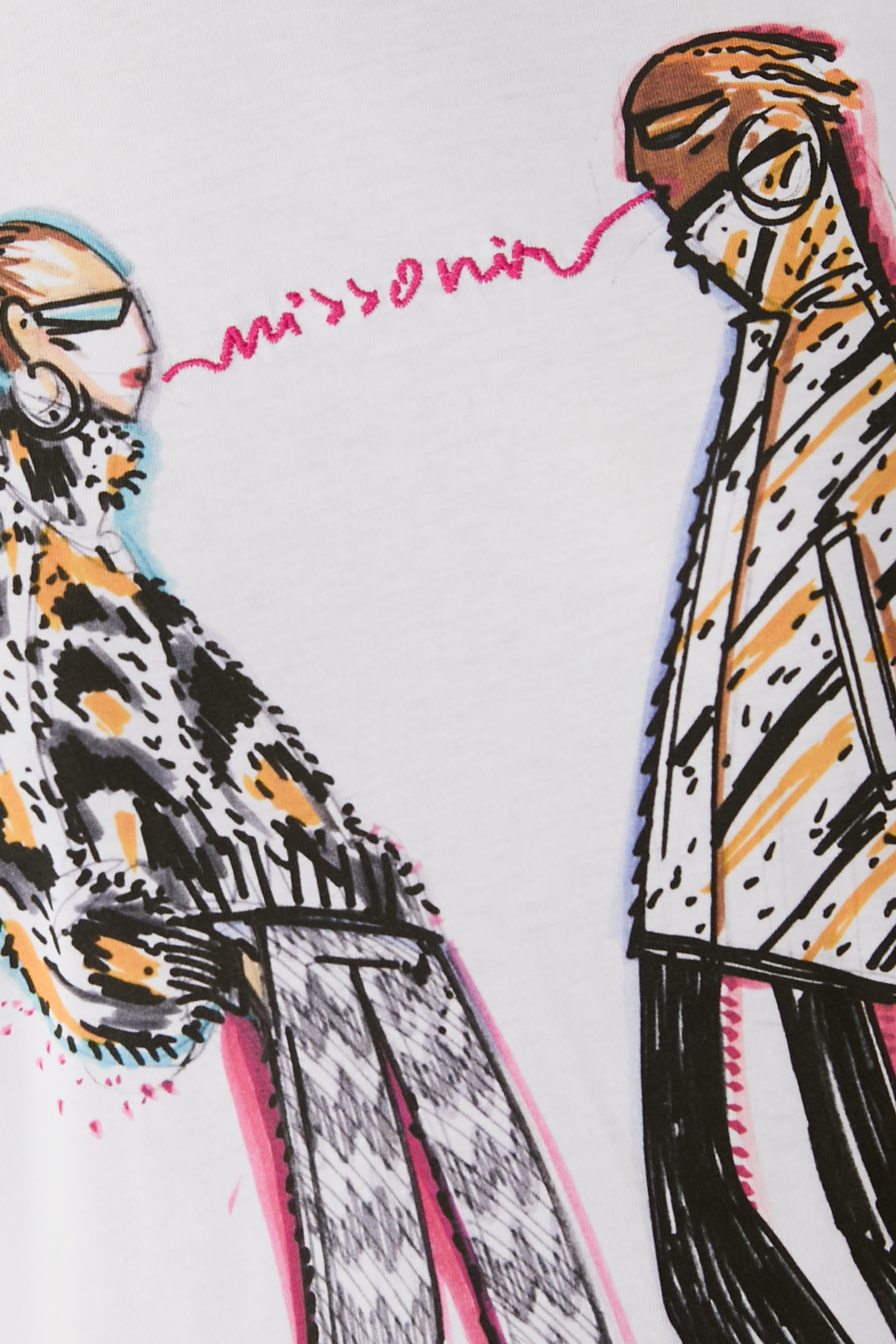 تيشيرت بأكمام قصيرة مزين بطبعة وشعار الماركة