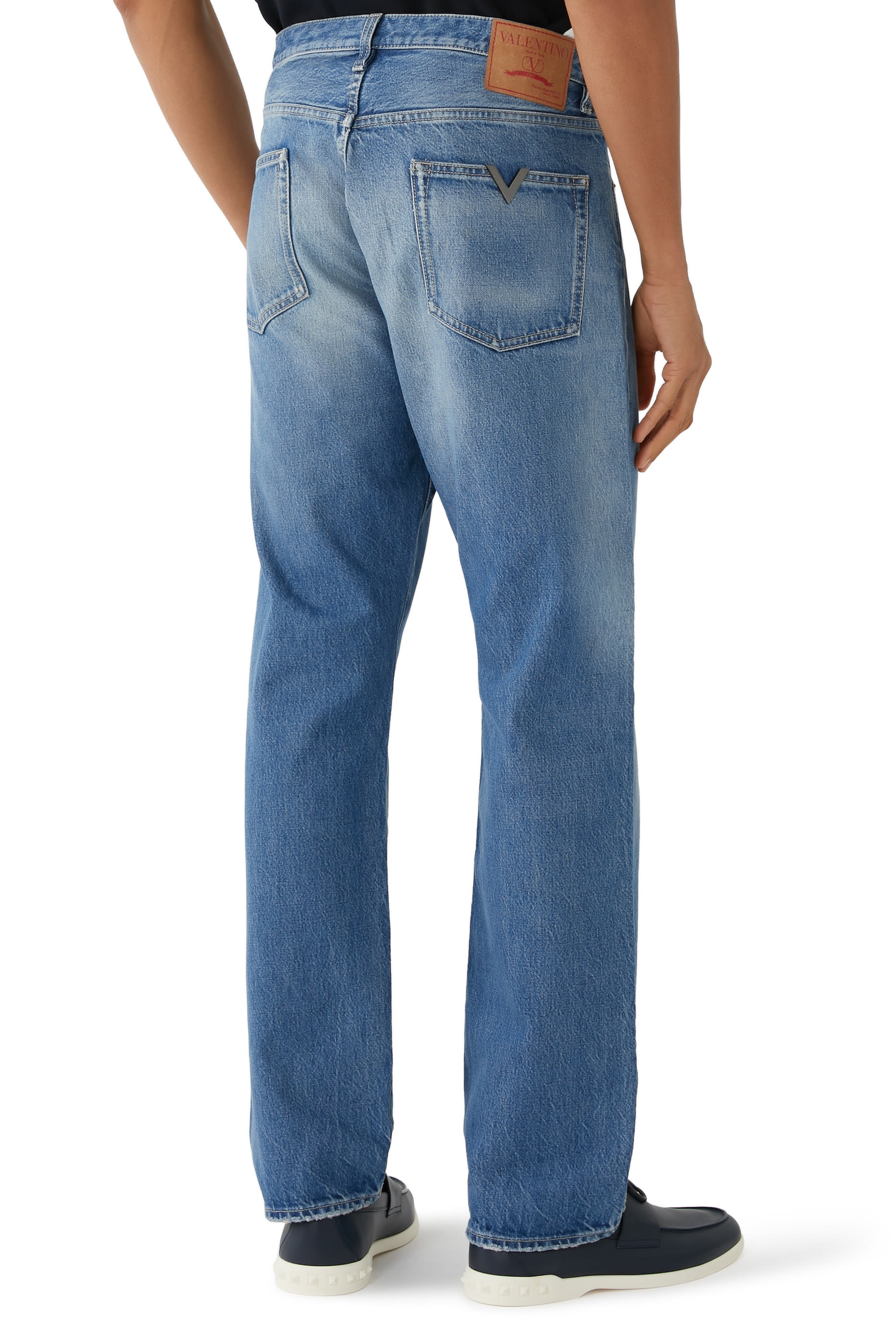 بنطال دنيم بحلية معدنية بتصميم شعار V