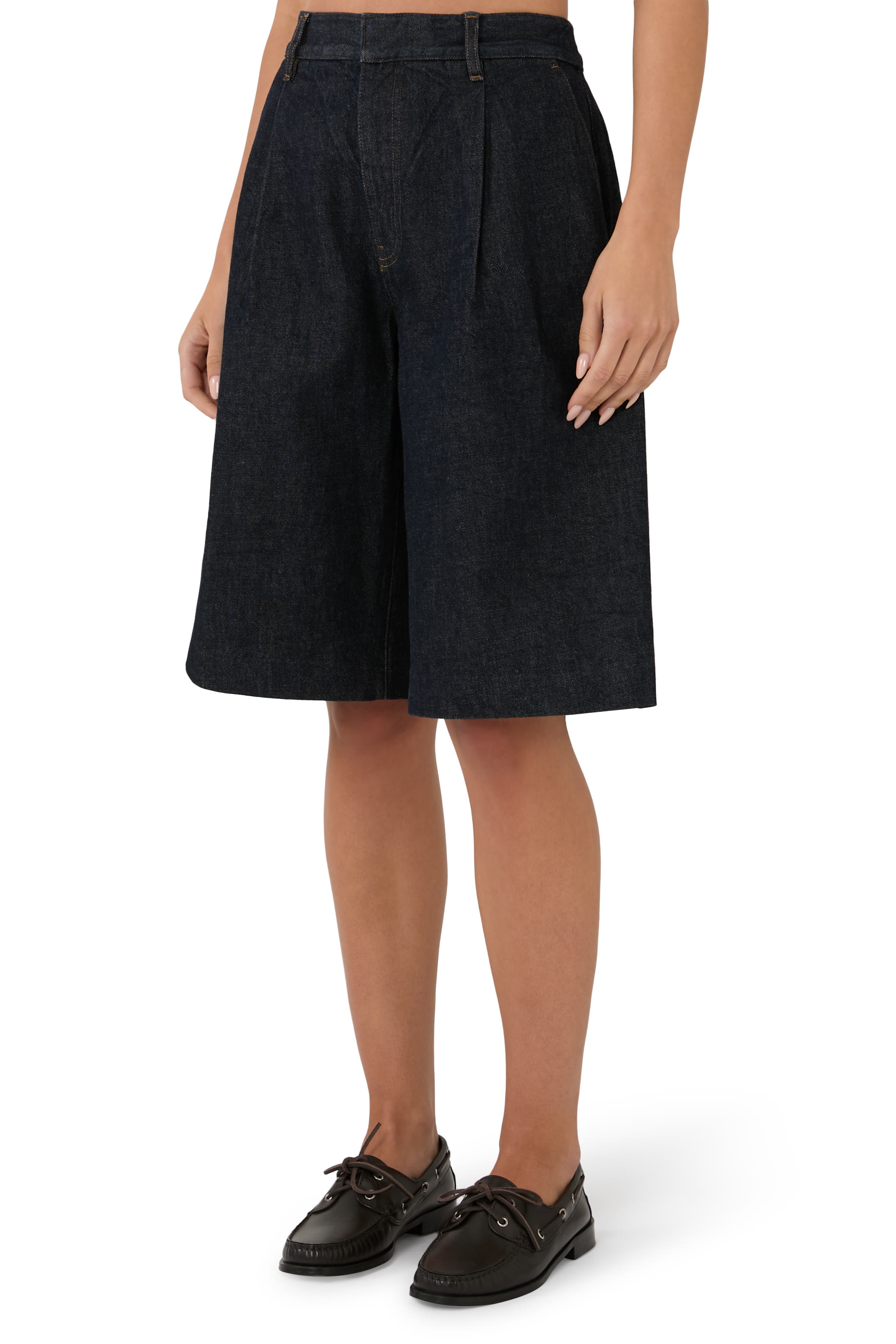 شورت بقصة ضيقة