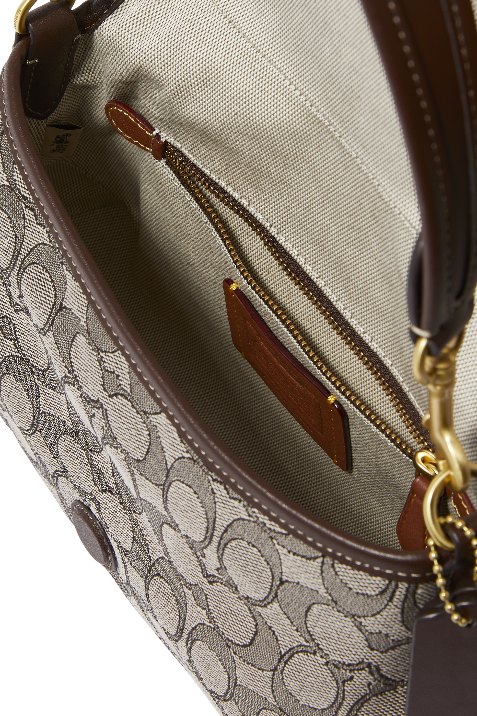 حقيبة هوبو بحرف شعار الماركة