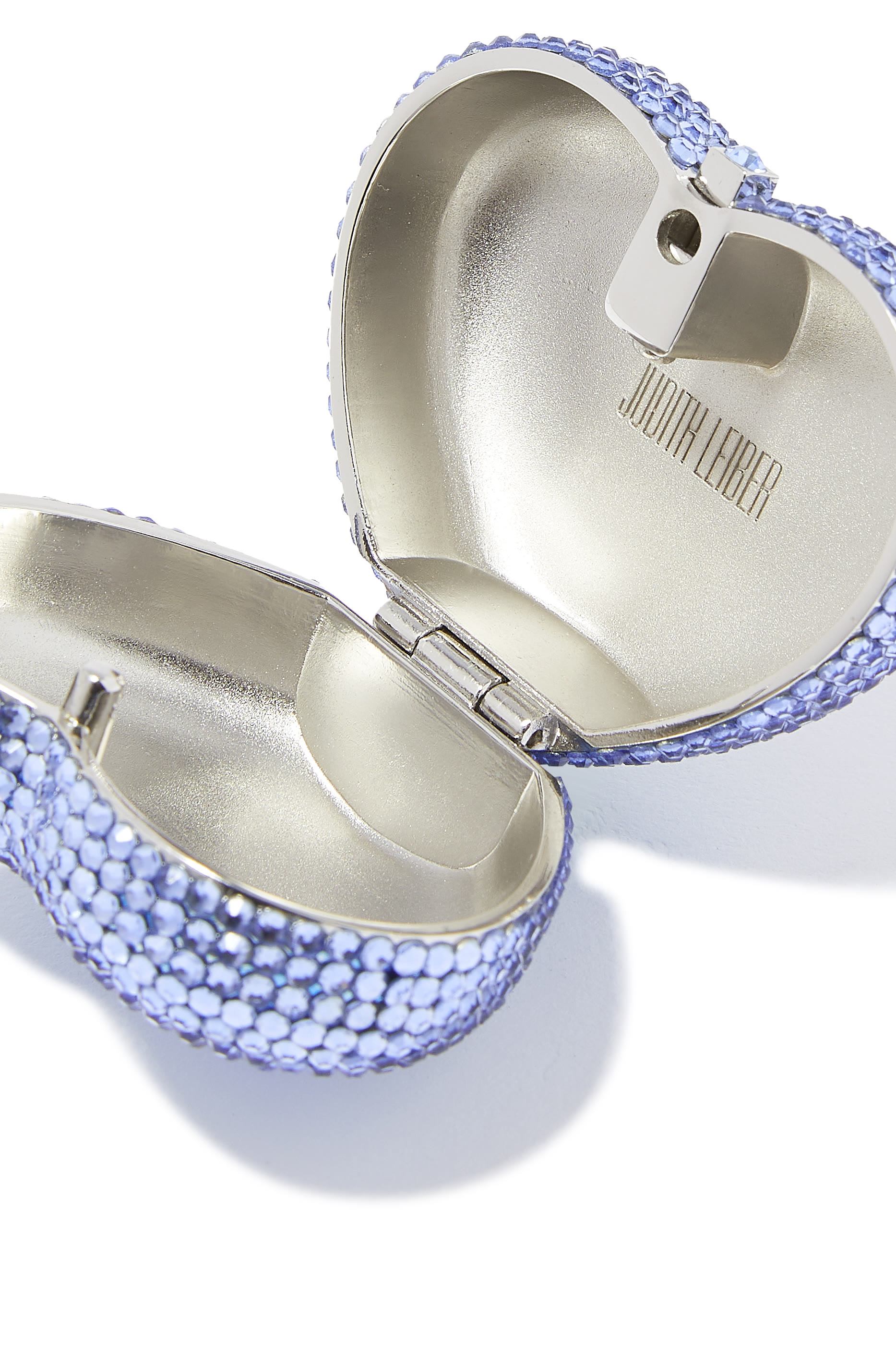 علبة حبوب دواء صغيرة بتصميم قلب