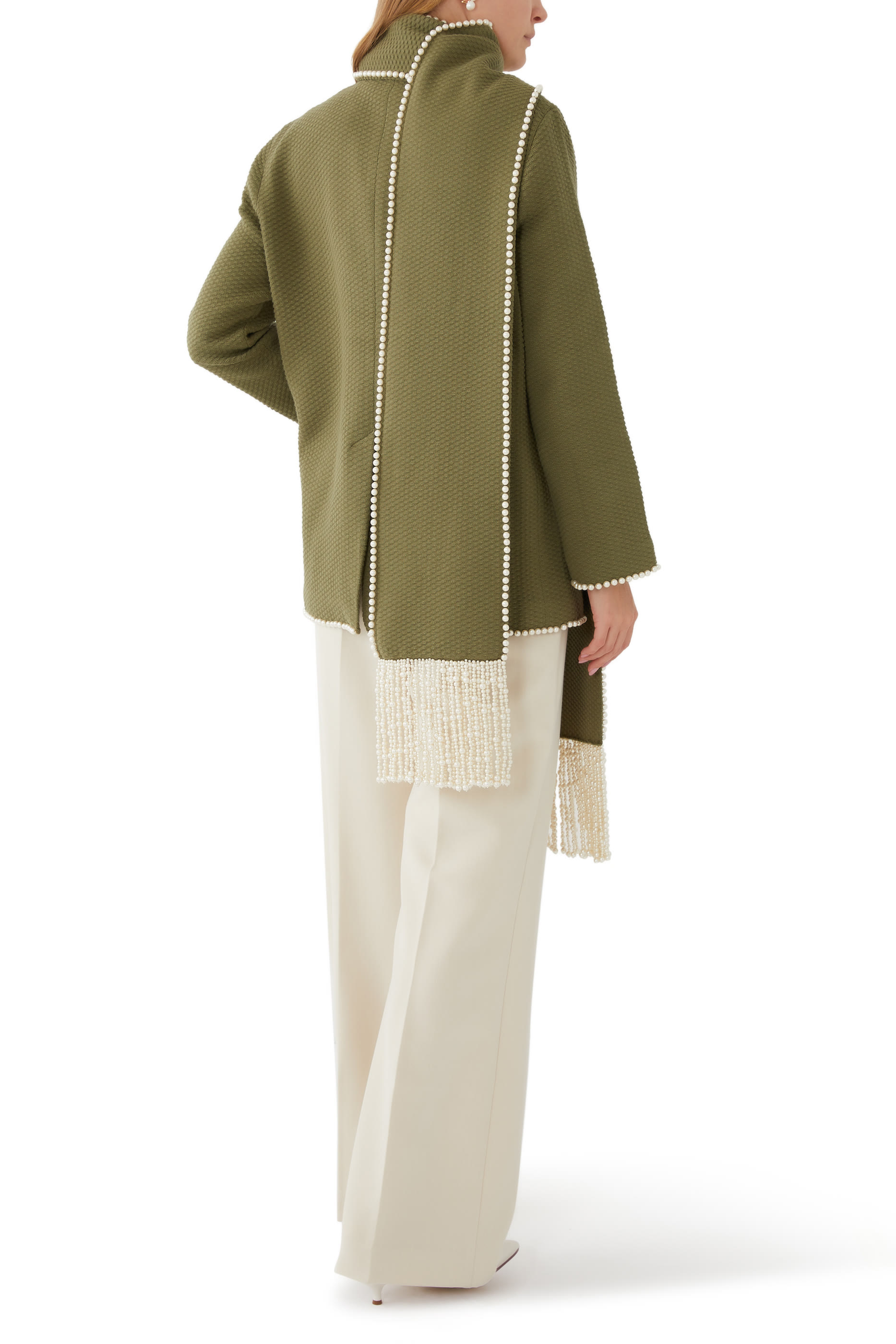 معطف بلؤلؤ وشرابات