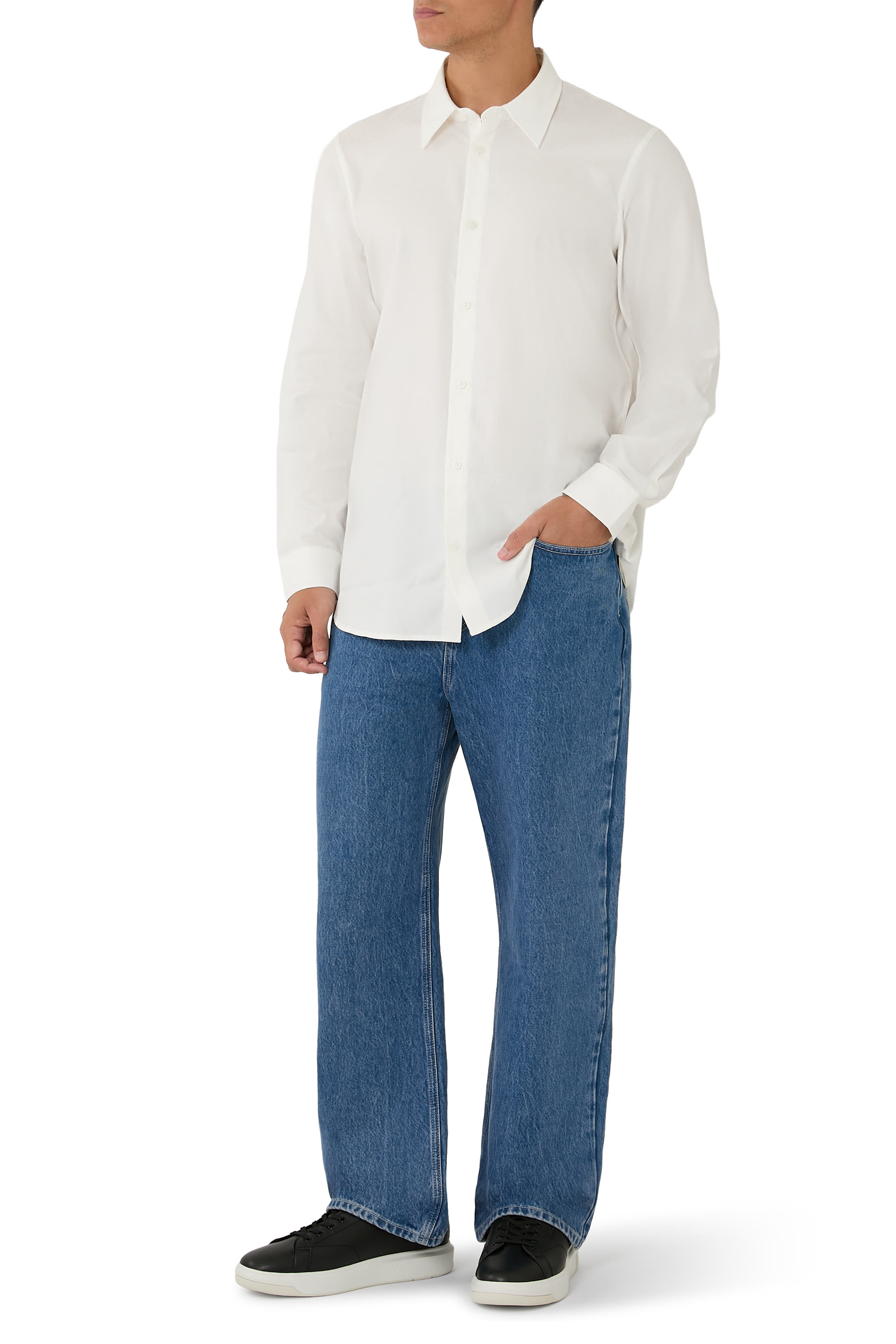 سنيكرز بشعار الماركة على الجانب