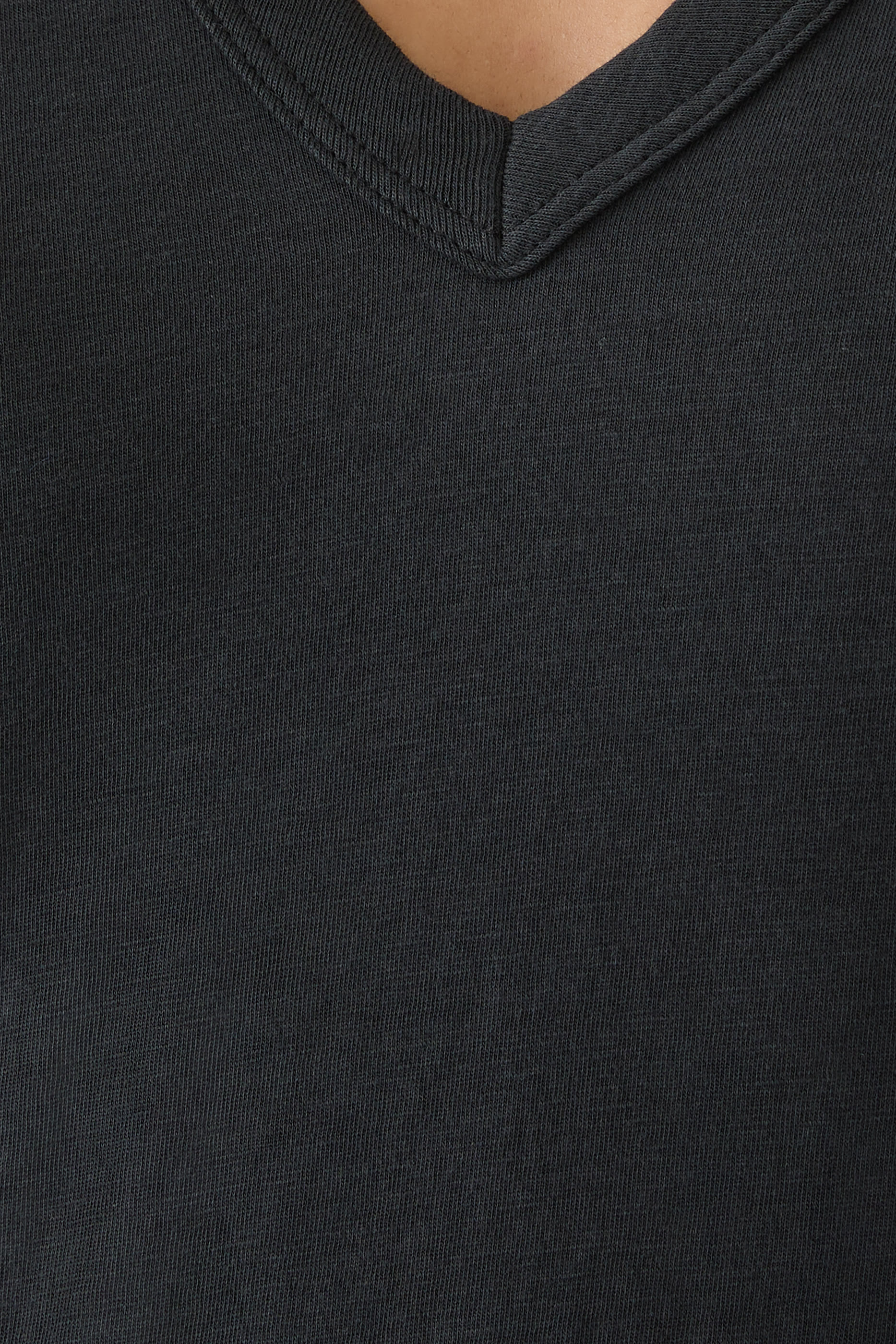 تيشيرت بياقة V قطن سلوب