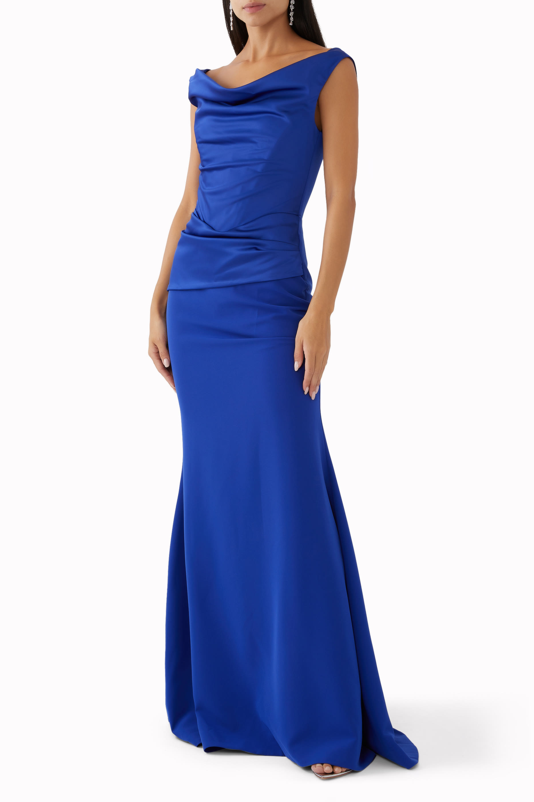 فستان سهرة بأكتاف متساقطة