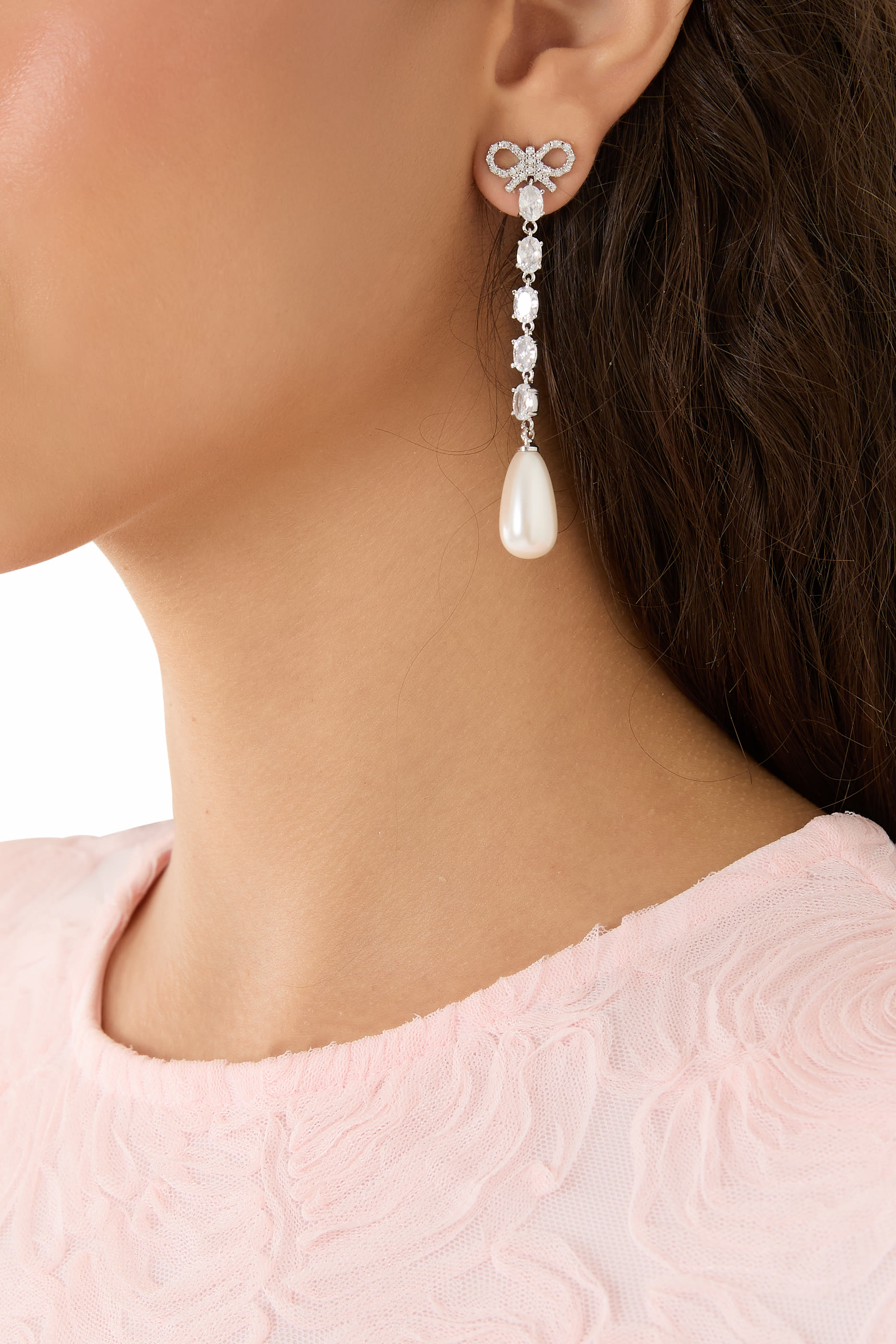 أقراط متدلية بتصميم عقدة مرصعة باللؤلؤ