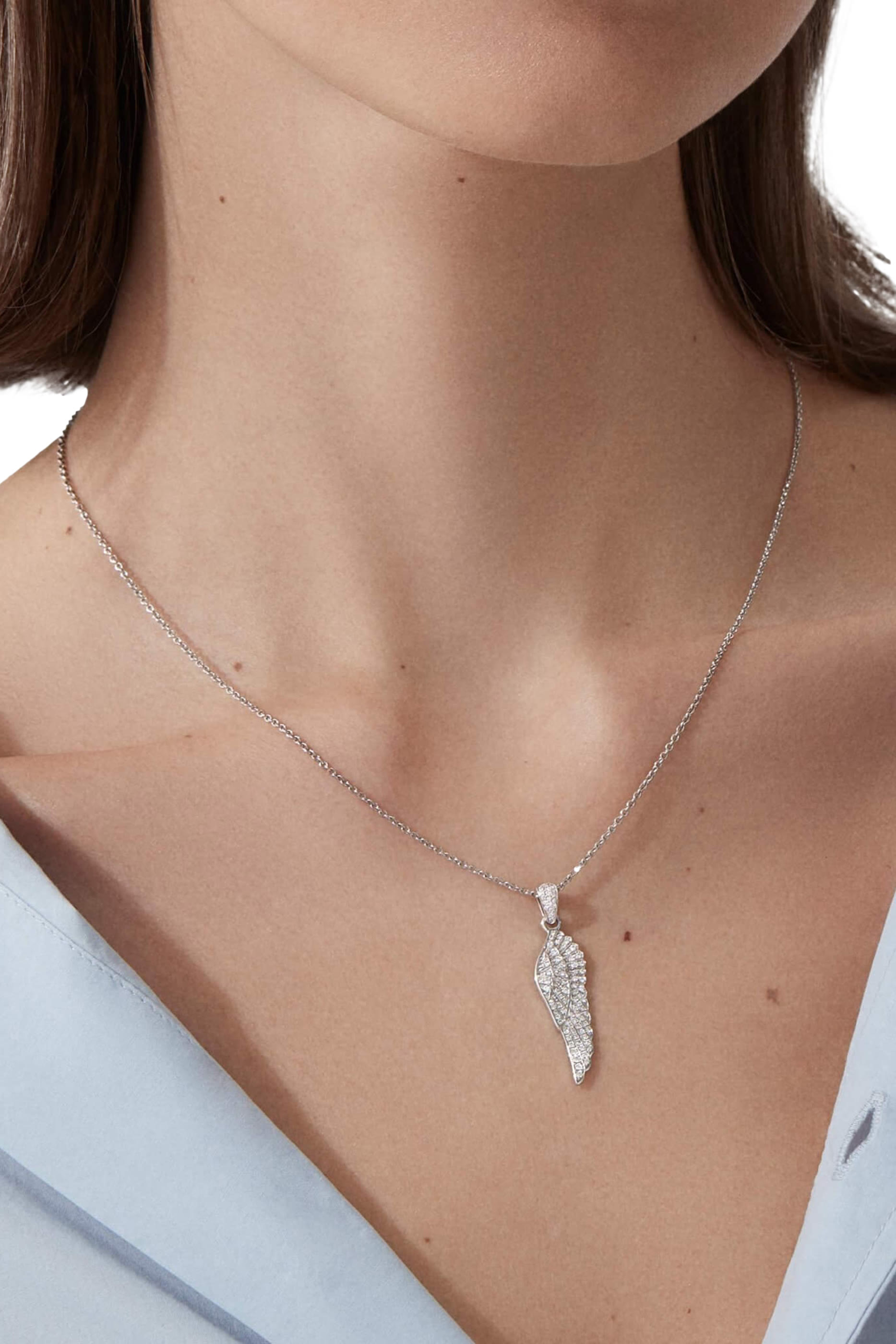 قلادة كلاسيك بدلاية بتصميم جناح مرصع بالماس ذهب أبيض عيار 18