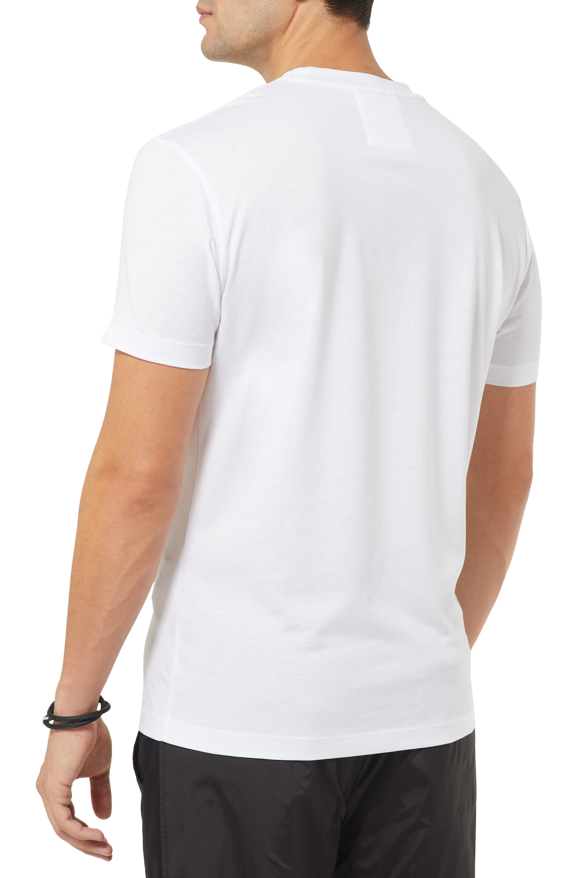 تي شيرت بشعار الماركة كبير الحجم