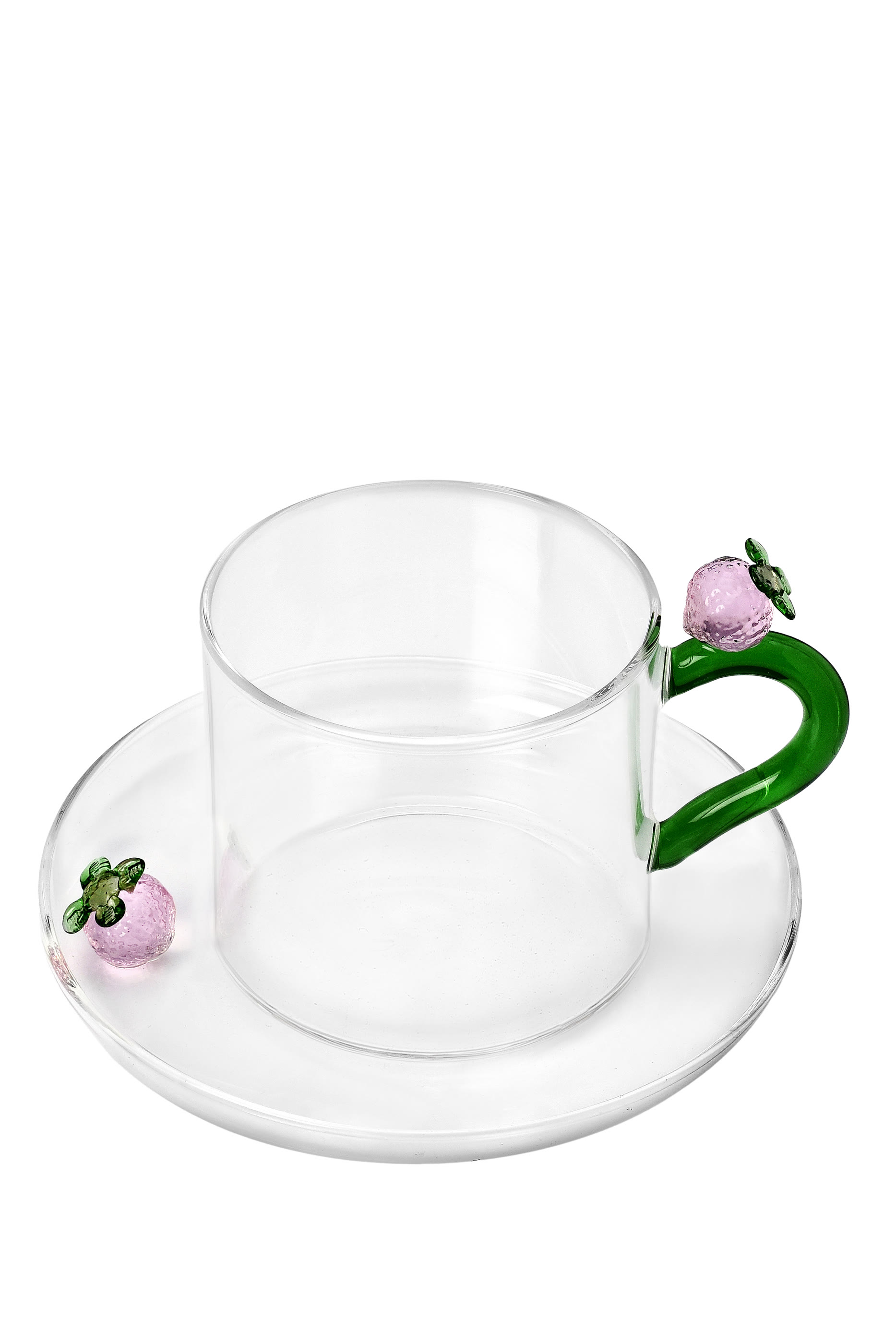 طبق وفنجان قهوة مزينة بفراولة