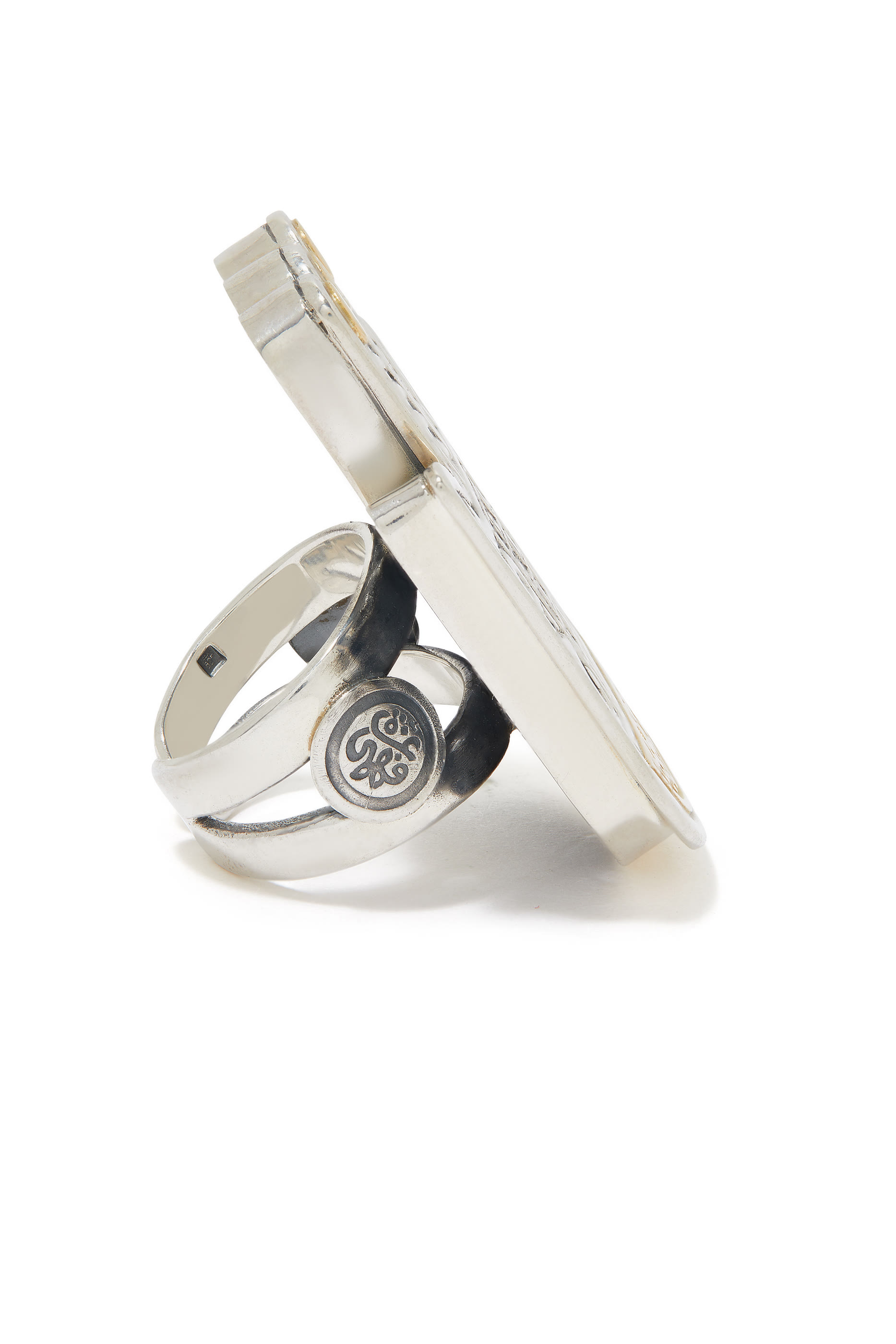 خاتم بحلية على شكل كف