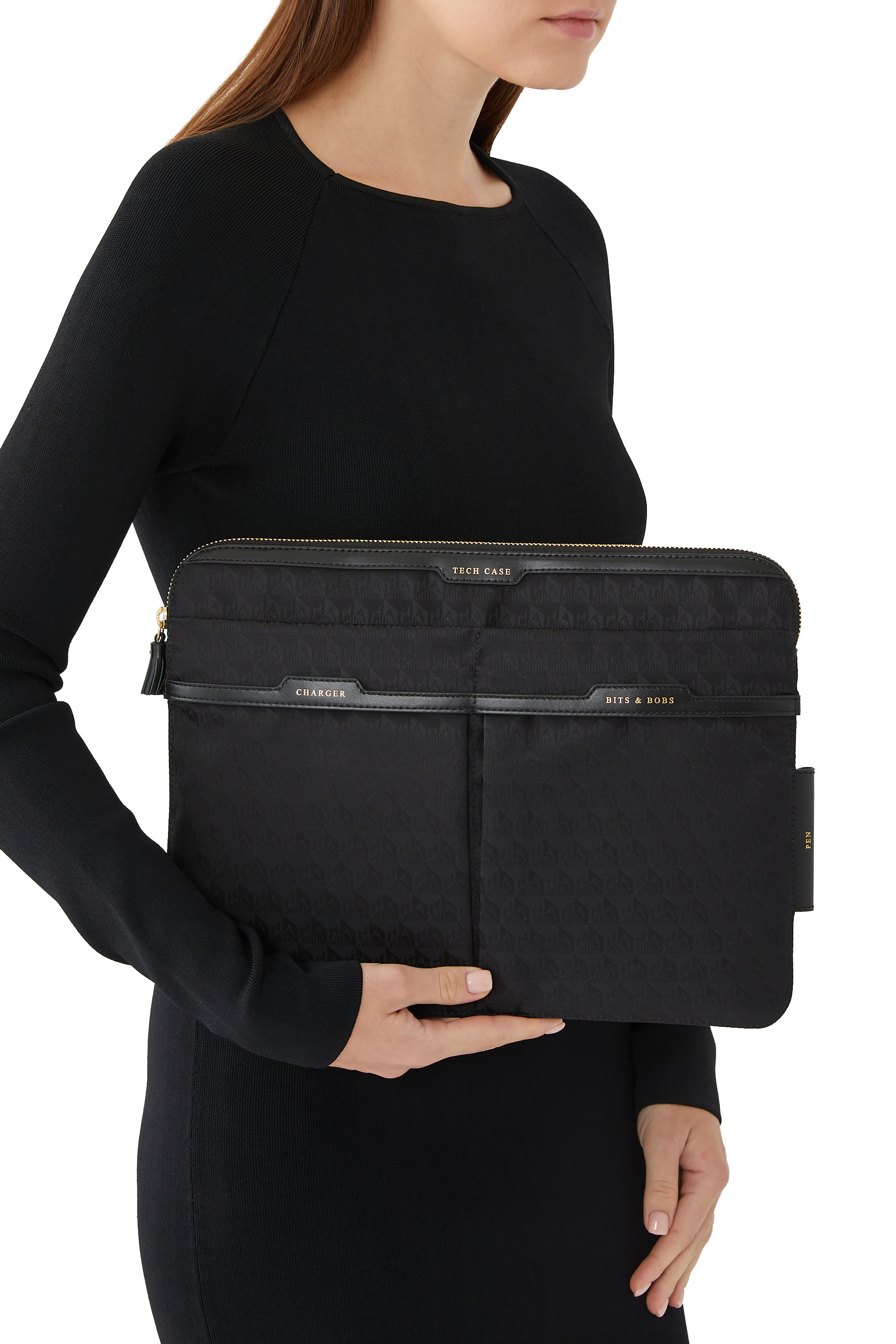 حافظة أجهزة إلكترونية بشعار الماركة