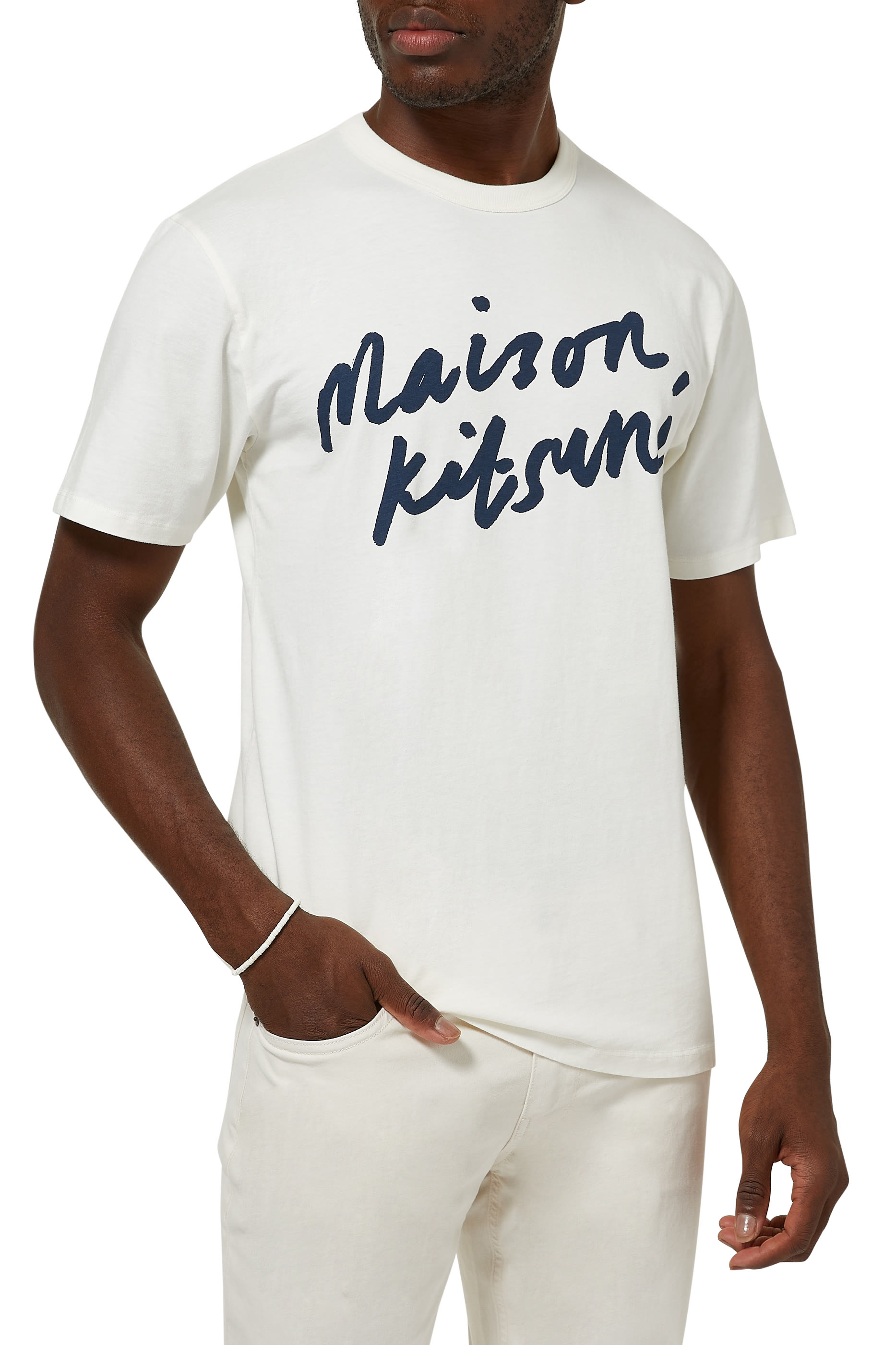 تيشيرت كلاسيكي مزين بشعار الماركة بخط يدوي