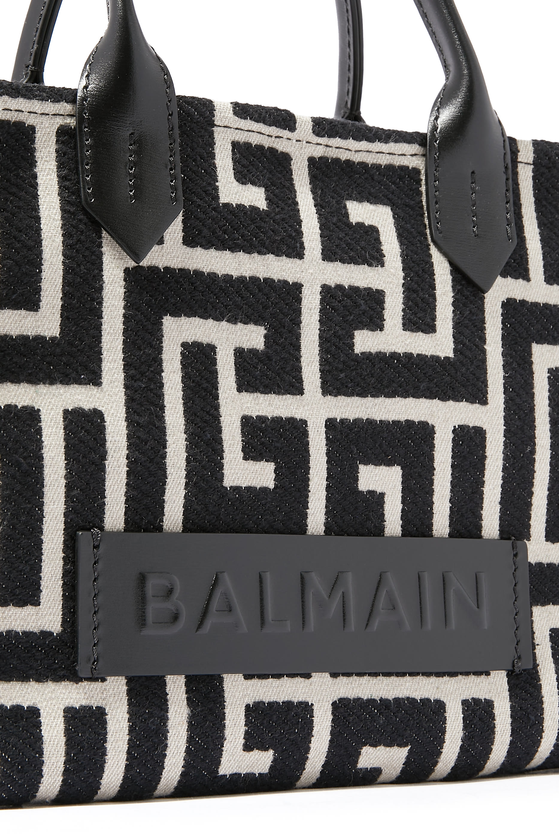 حقيبة يد بي ارمي بنقشة حرف شعار الماركة جاكار وجلد